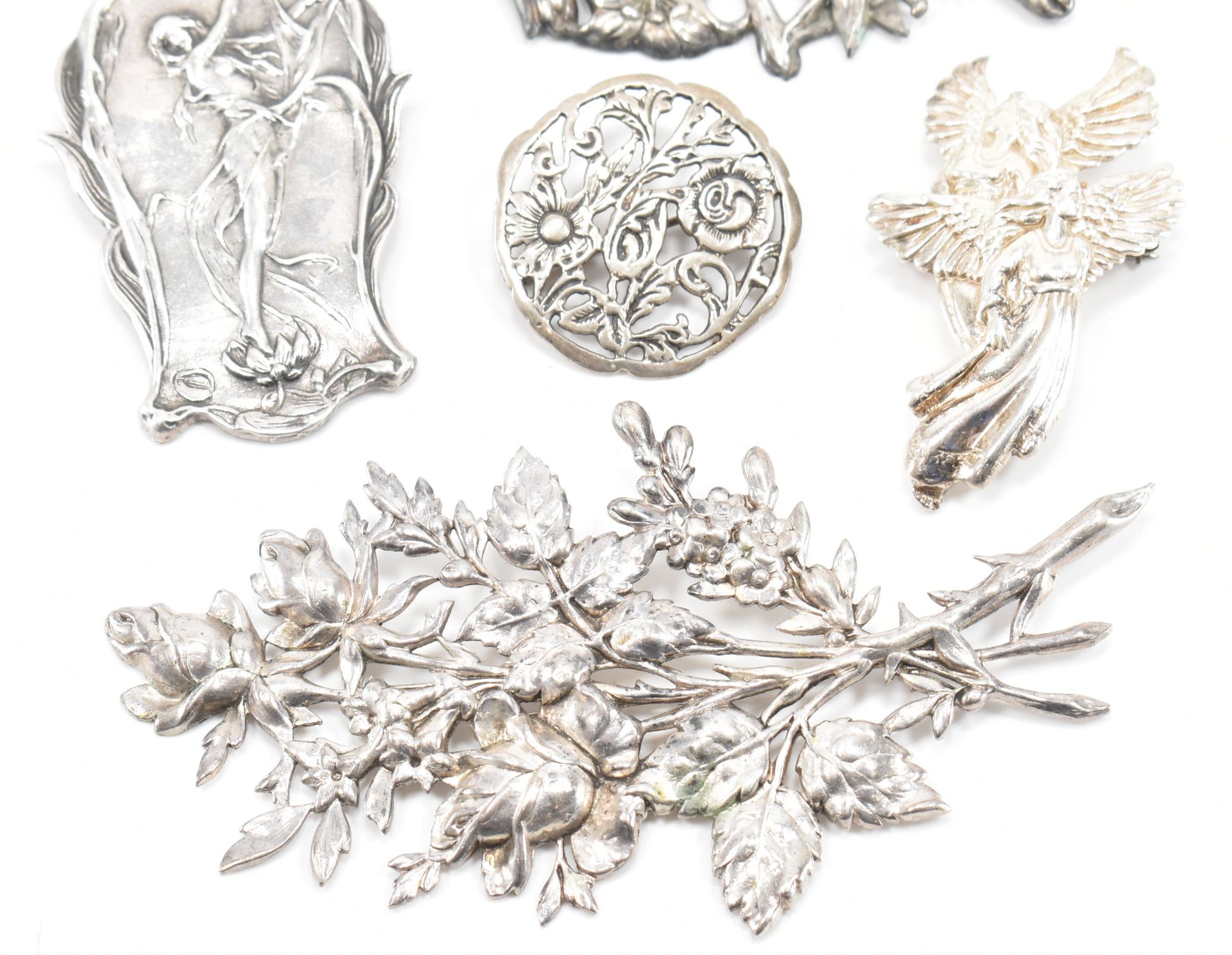 COLLECTION OF SILVER & WHITE METAL BROOCHES - Bild 4 aus 6