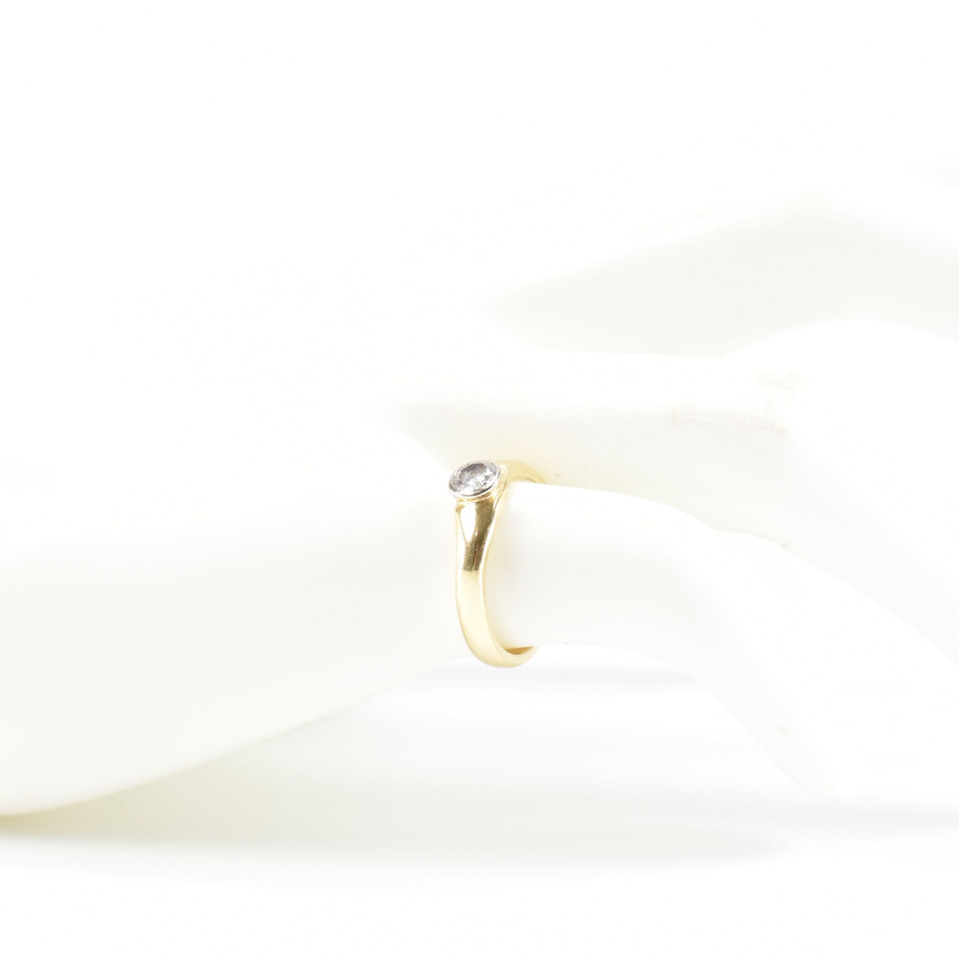 HALLMARKED 18CT GOLD & DIAMOND SOLITAIRE RING - Image 8 of 8