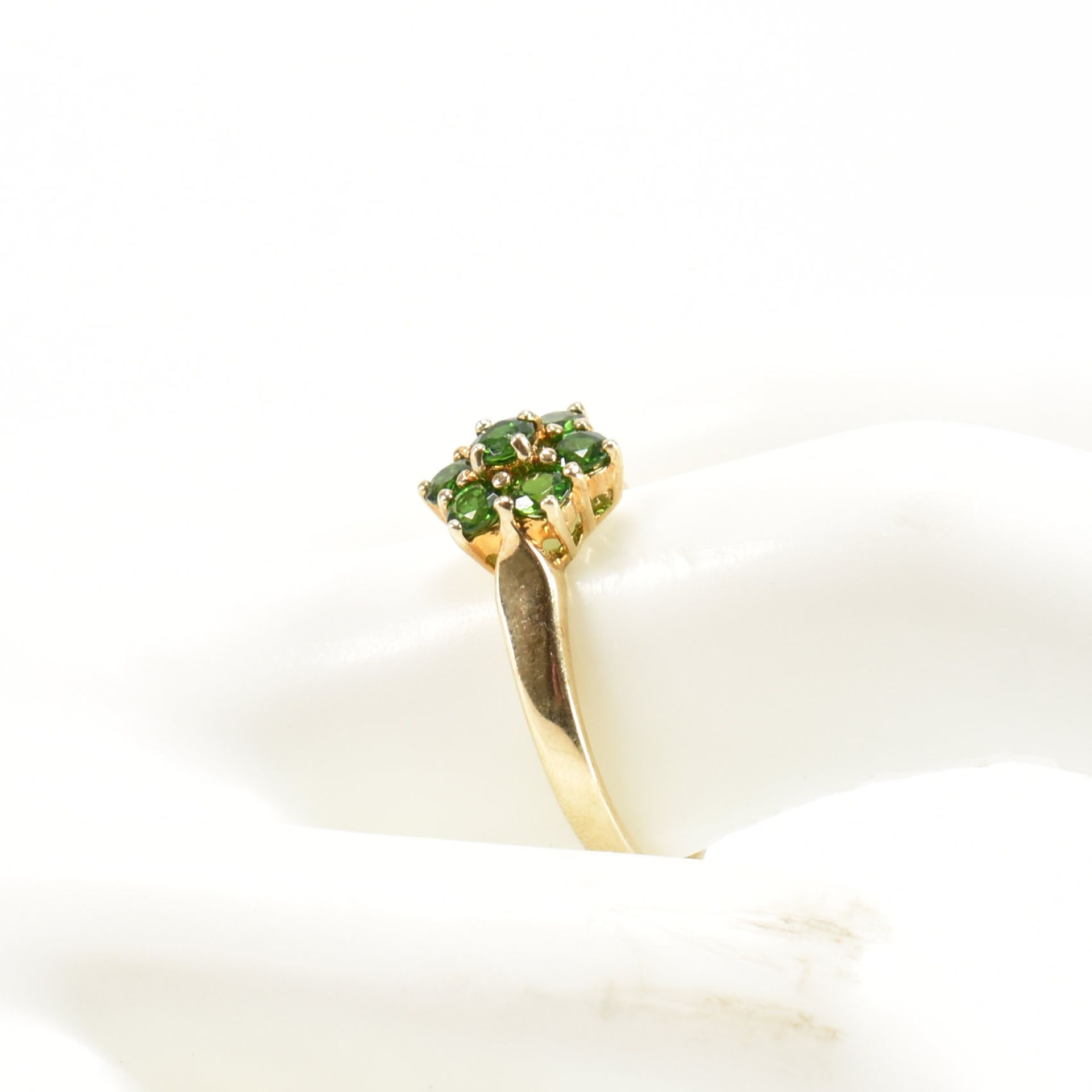 HALLMARKED 9CT GOLD & GREEN STONE CLUSTER RING - Bild 8 aus 8