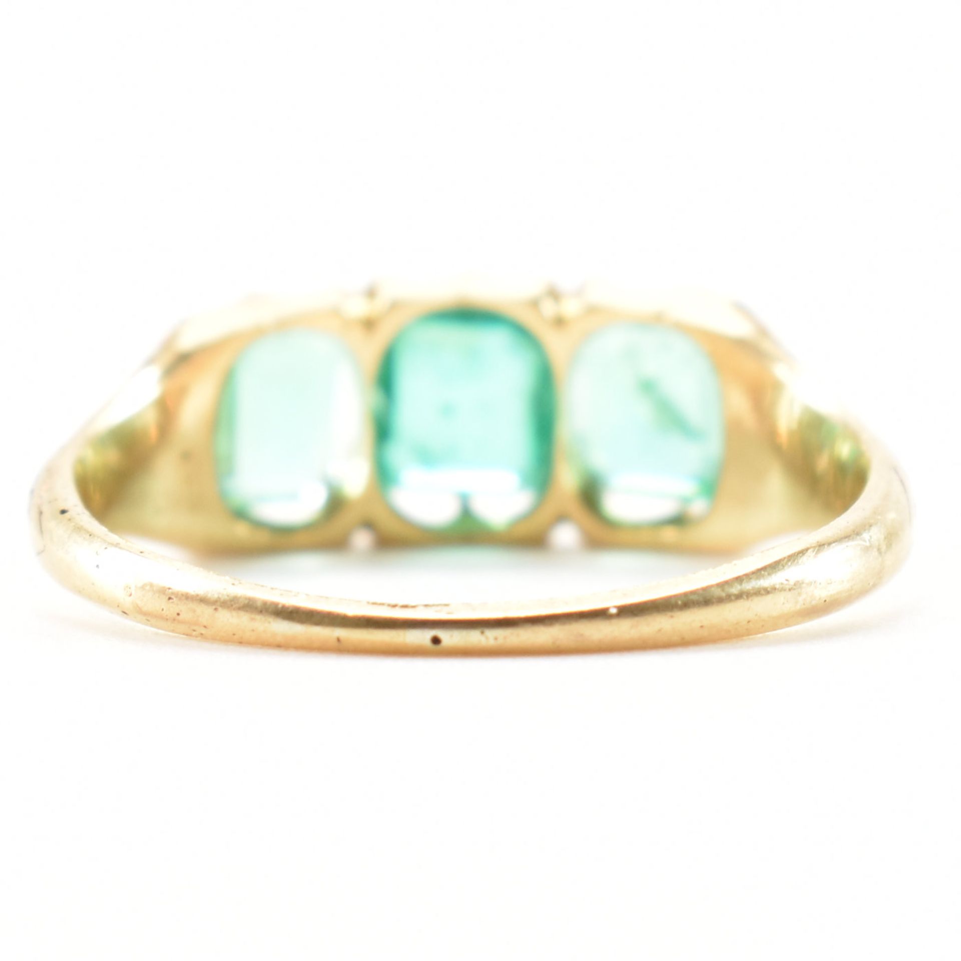 ANTIQUE GOLD & EMERALD 3 STONE RING - Image 3 of 7