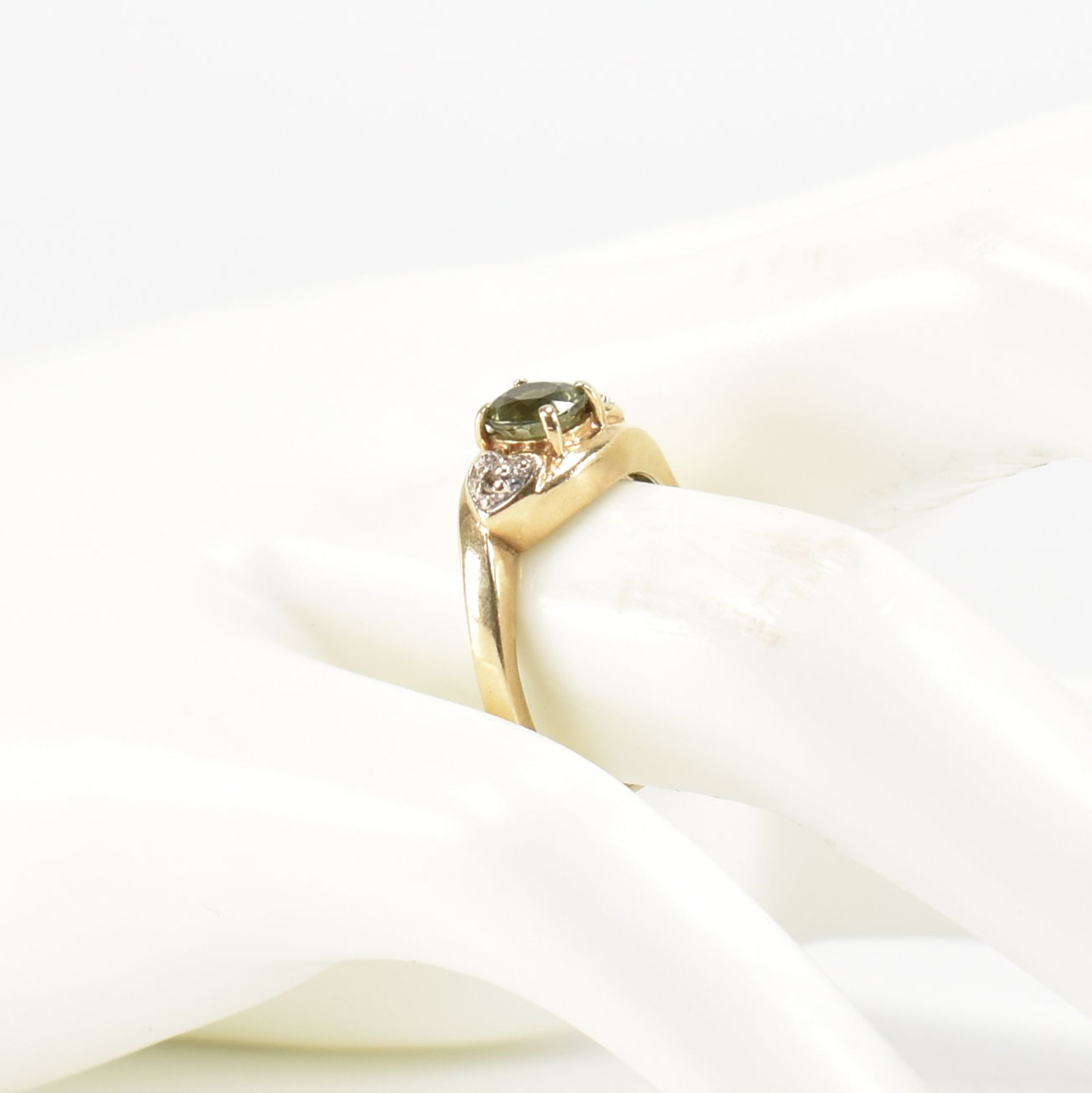 HALLMARKED 9CT GOLD & GREEN STONE CROSSOVER RING - Image 8 of 8