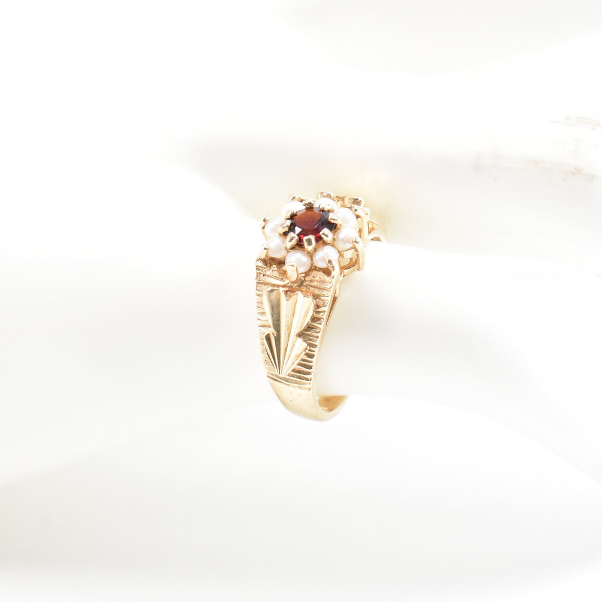 HALLMARKED 9CT GOLD RED STONE & PEARL HALO RING - Image 10 of 10