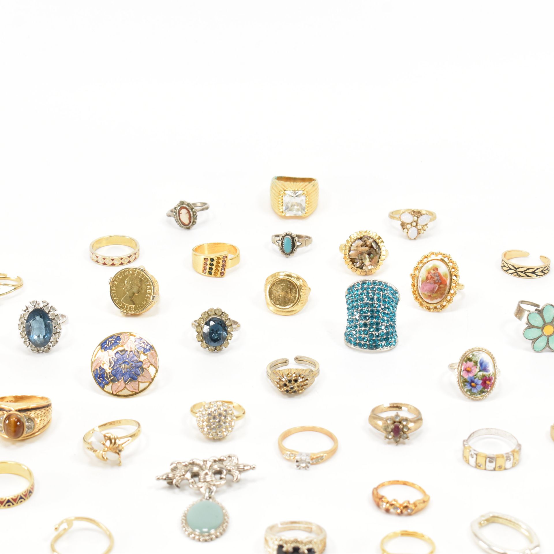 COLLECTION OF VINTAGE & MODERN COSTUME JEWELLERY RINGS - Image 2 of 5