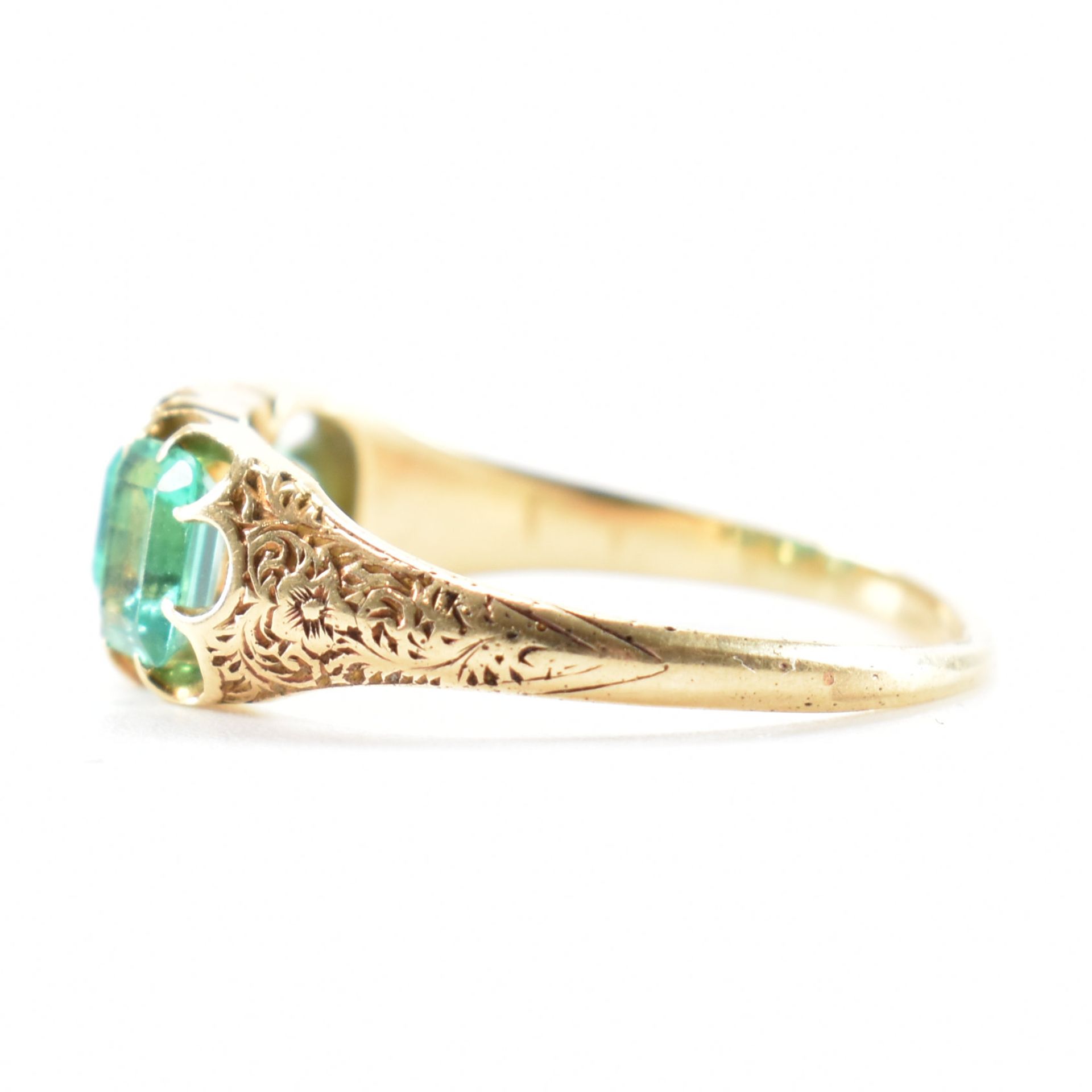 ANTIQUE GOLD & EMERALD 3 STONE RING - Image 2 of 7