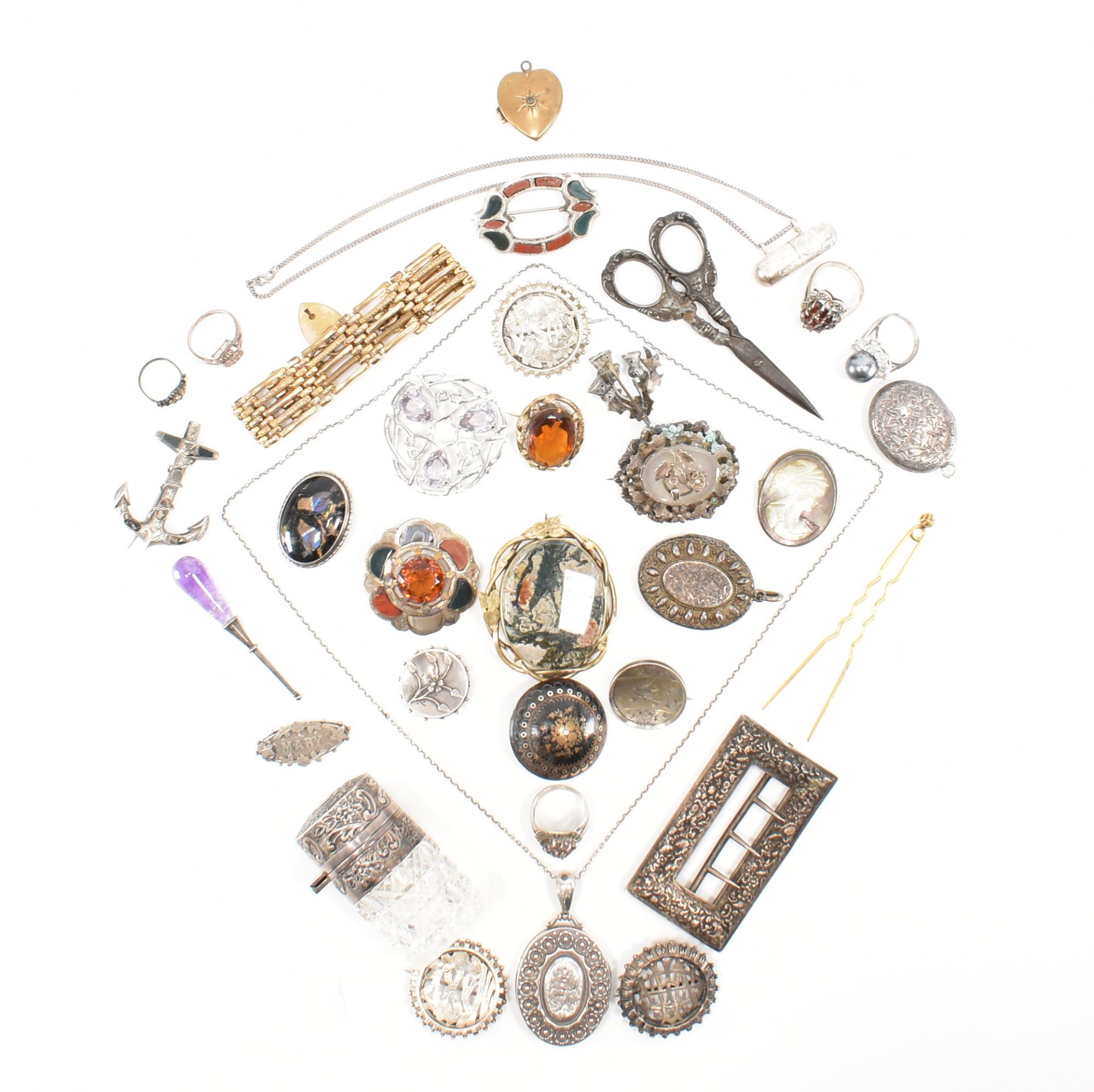 ASSORTMENT OF VICTORIAN & LATER JEWELLERY