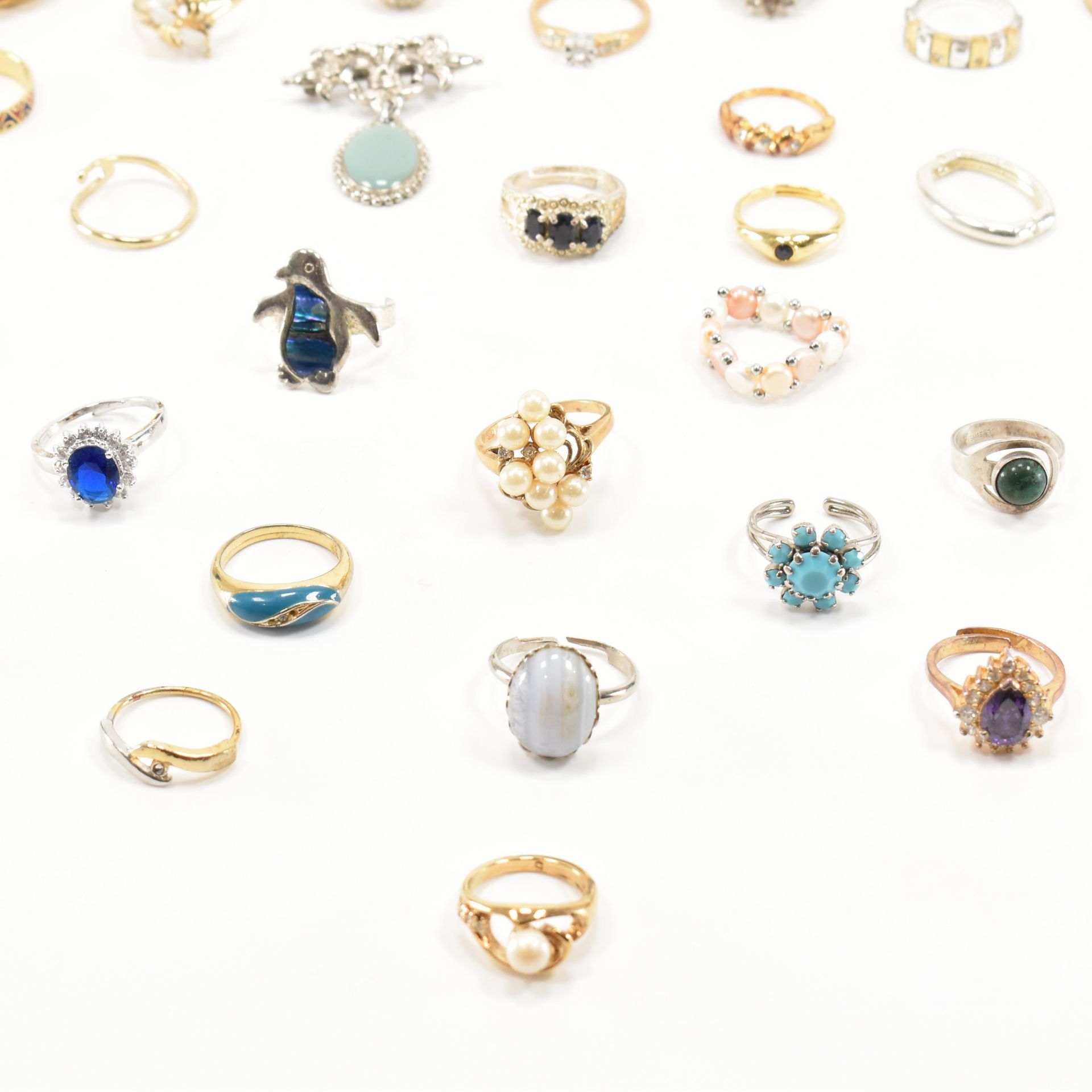 COLLECTION OF VINTAGE & MODERN COSTUME JEWELLERY RINGS - Image 3 of 5