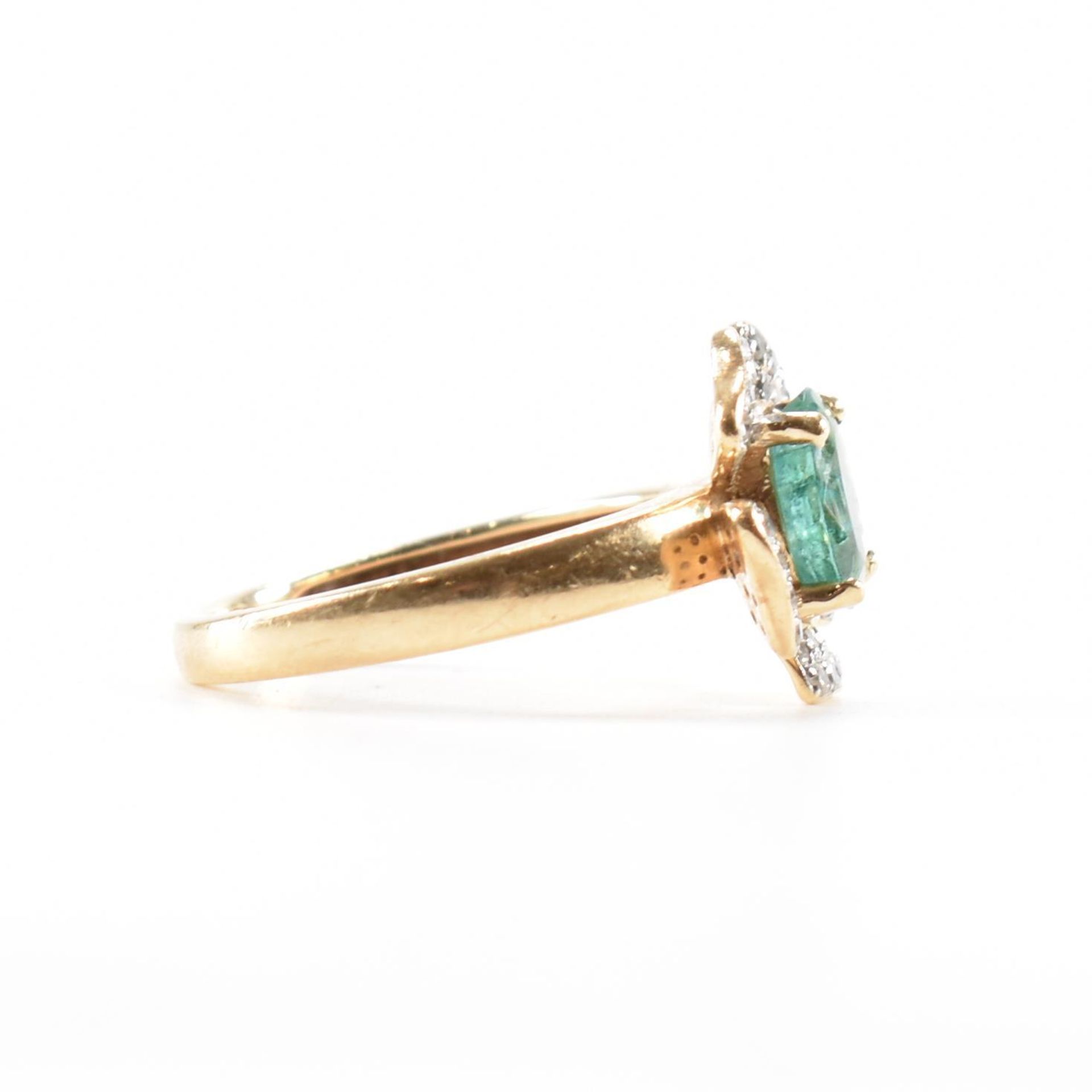 GOLD EMERALD & DIAMOND CLUSTER RING - Image 5 of 7