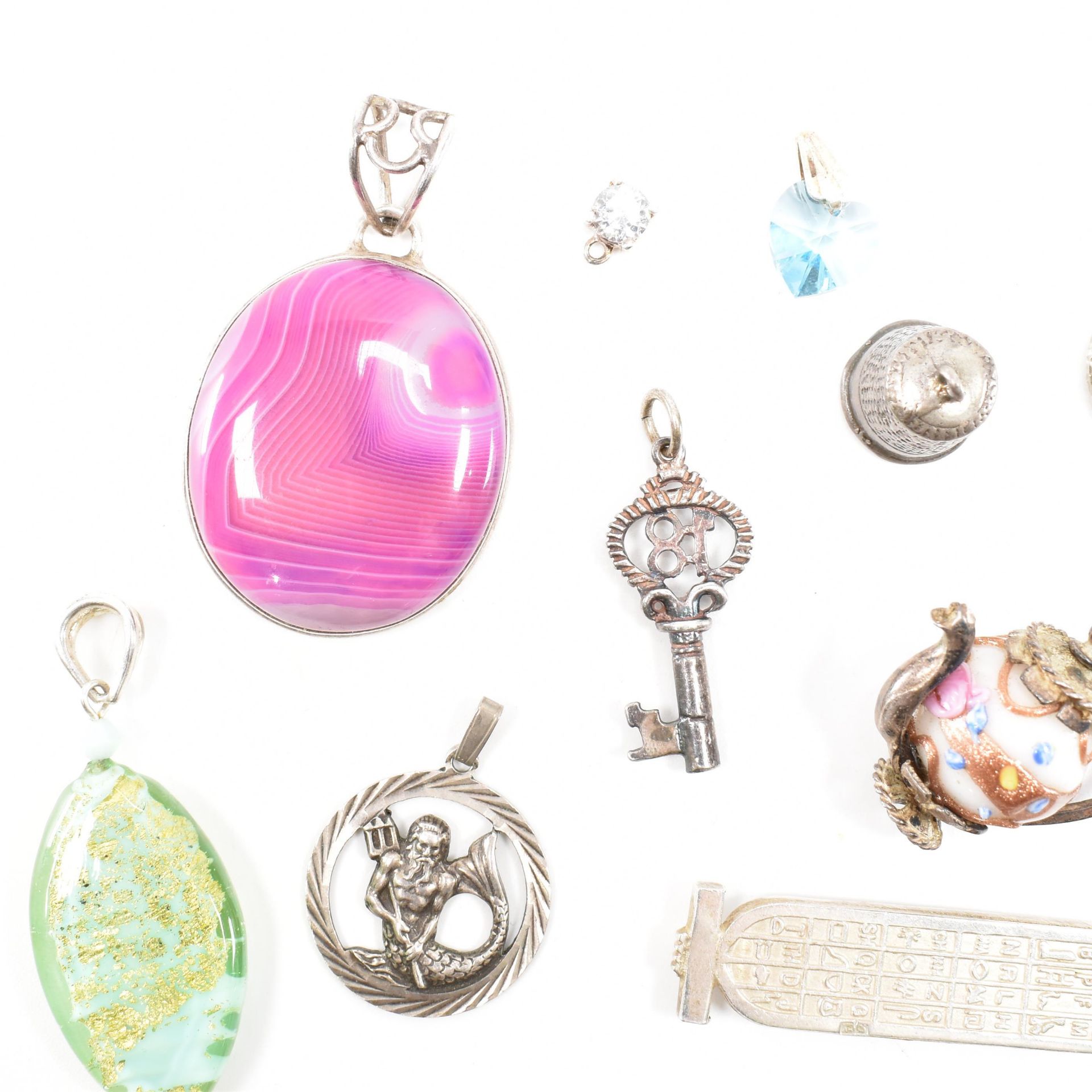 COLLECTION OF ASSORTED SILVER NECKLACE PENDANTS & CHARMS - Bild 4 aus 5