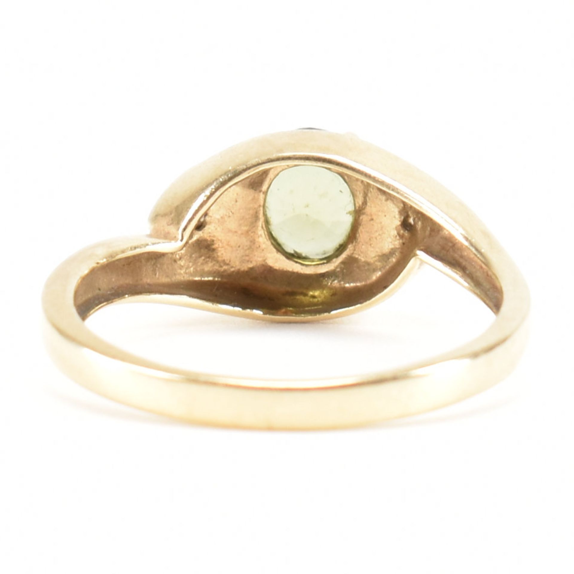 HALLMARKED 9CT GOLD & GREEN STONE CROSSOVER RING - Image 3 of 8