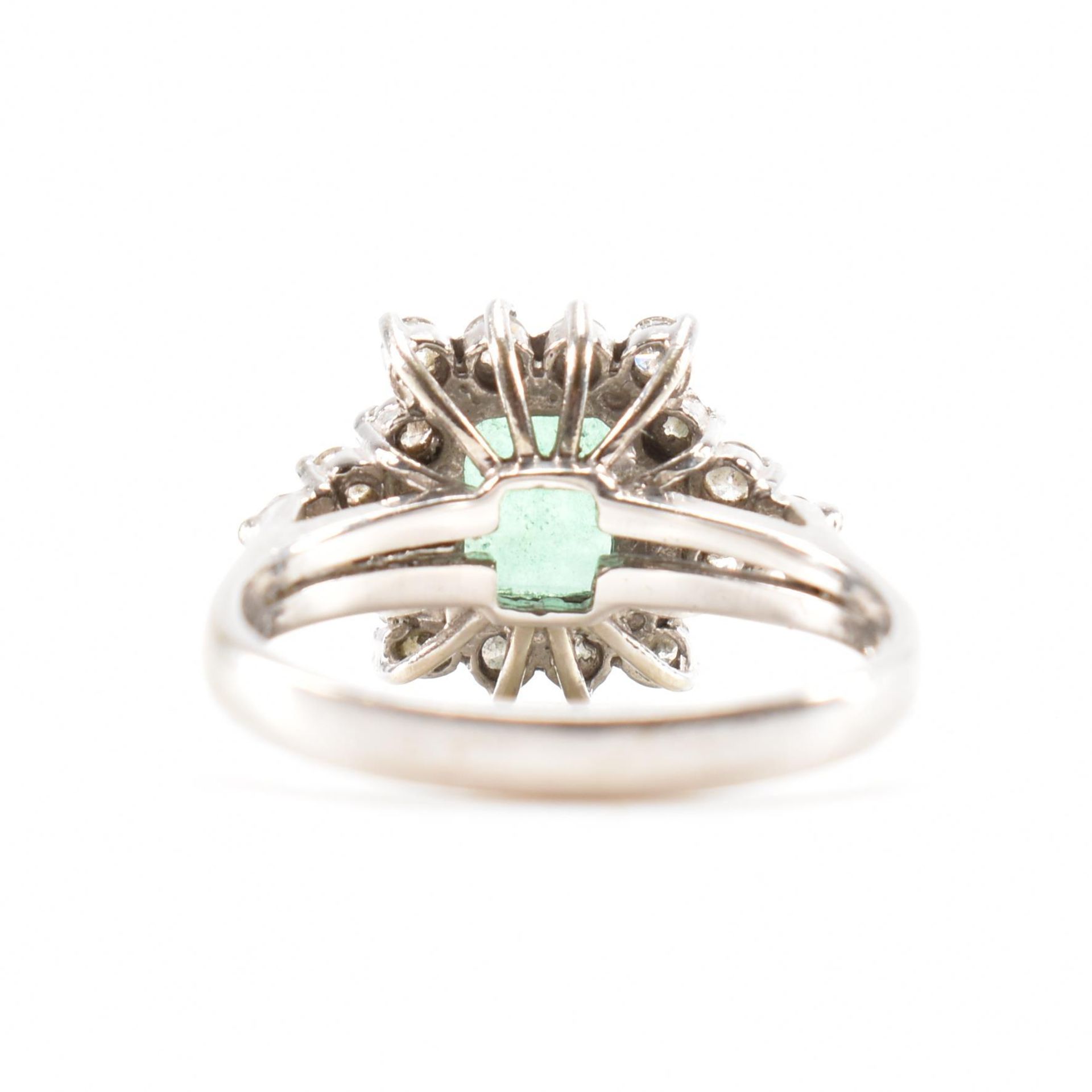 14CT WHITE GOLD EMERALD & DIAMOND CLUSTER RING - Image 4 of 8