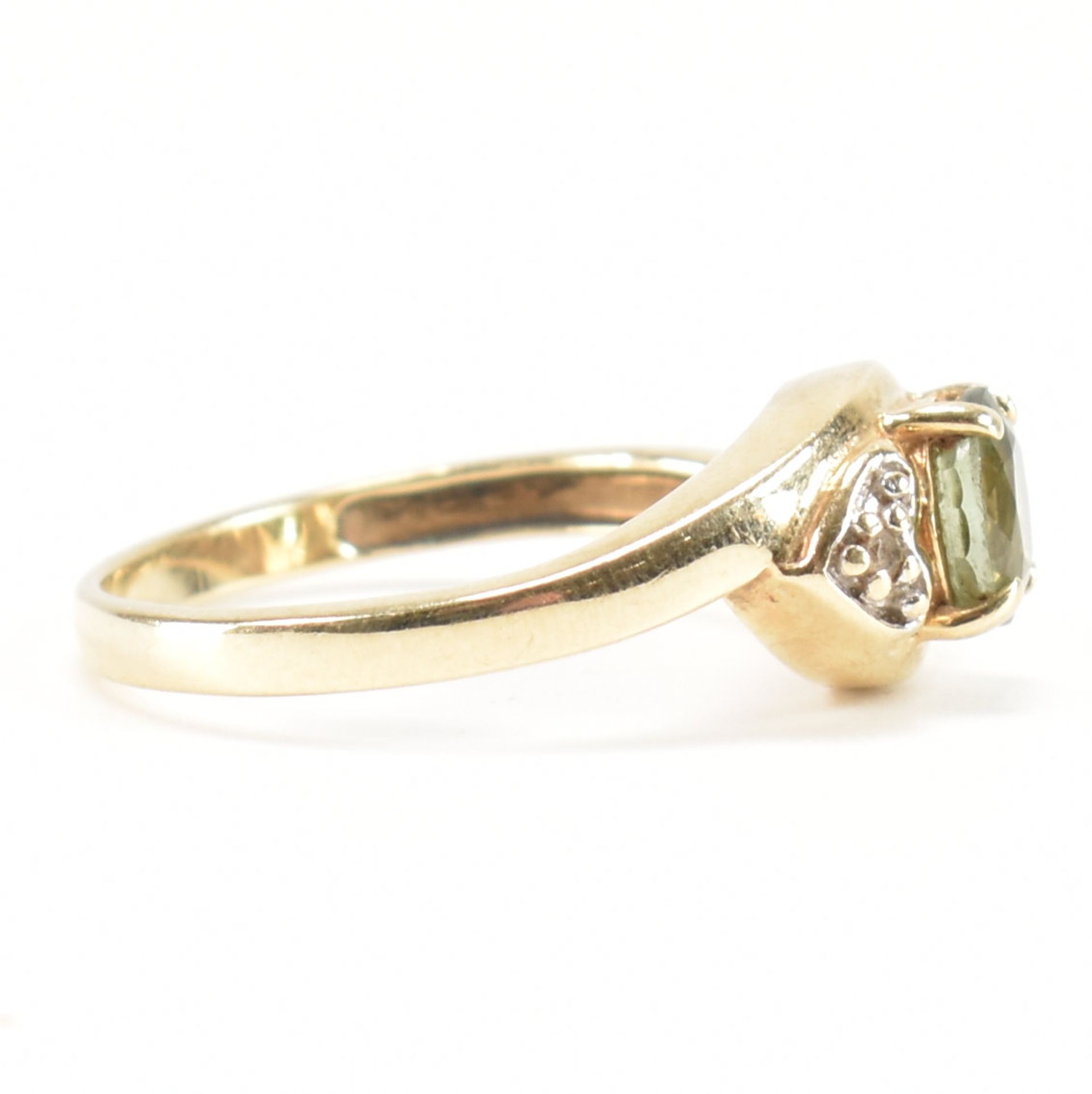 HALLMARKED 9CT GOLD & GREEN STONE CROSSOVER RING - Image 5 of 8