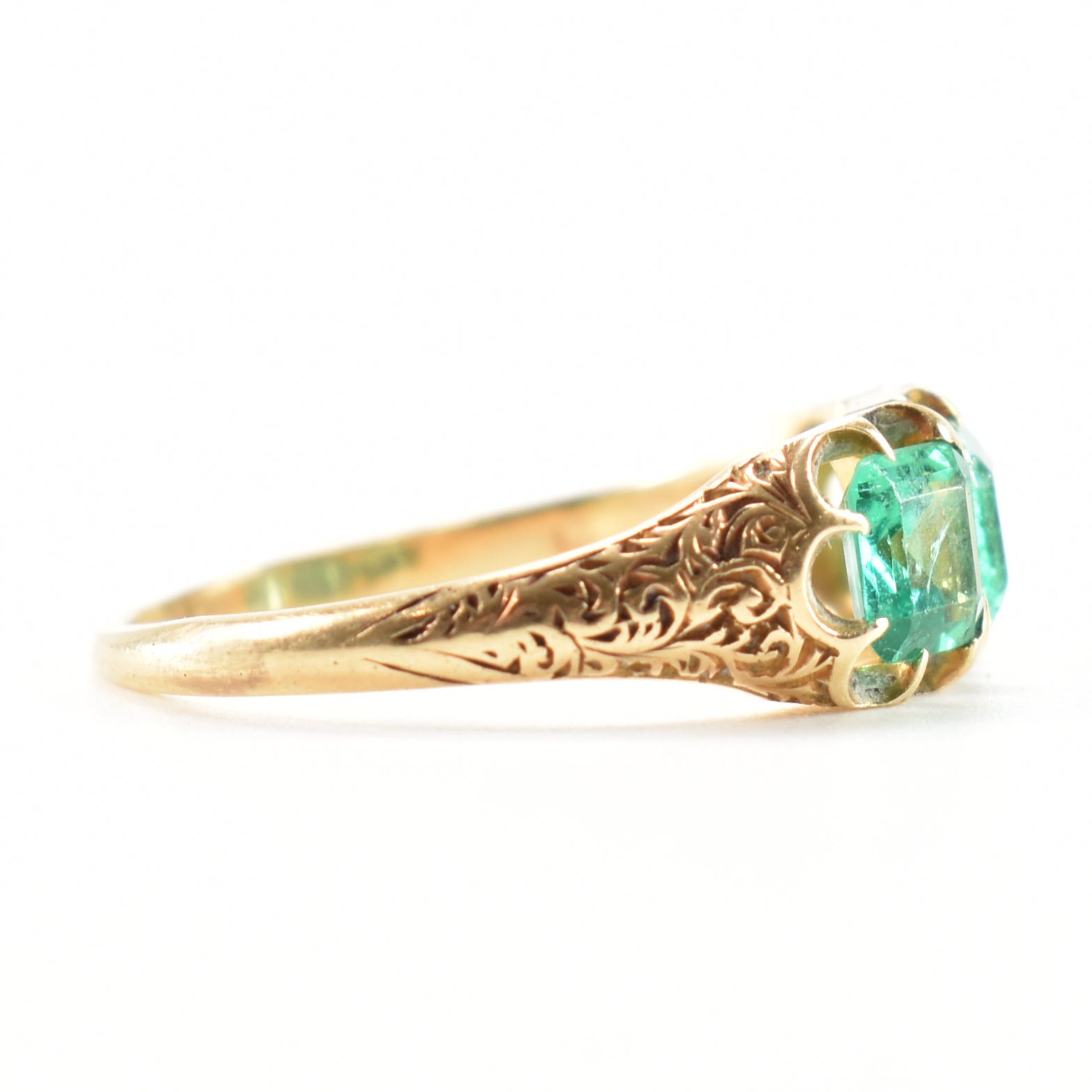 ANTIQUE GOLD & EMERALD 3 STONE RING - Image 5 of 7