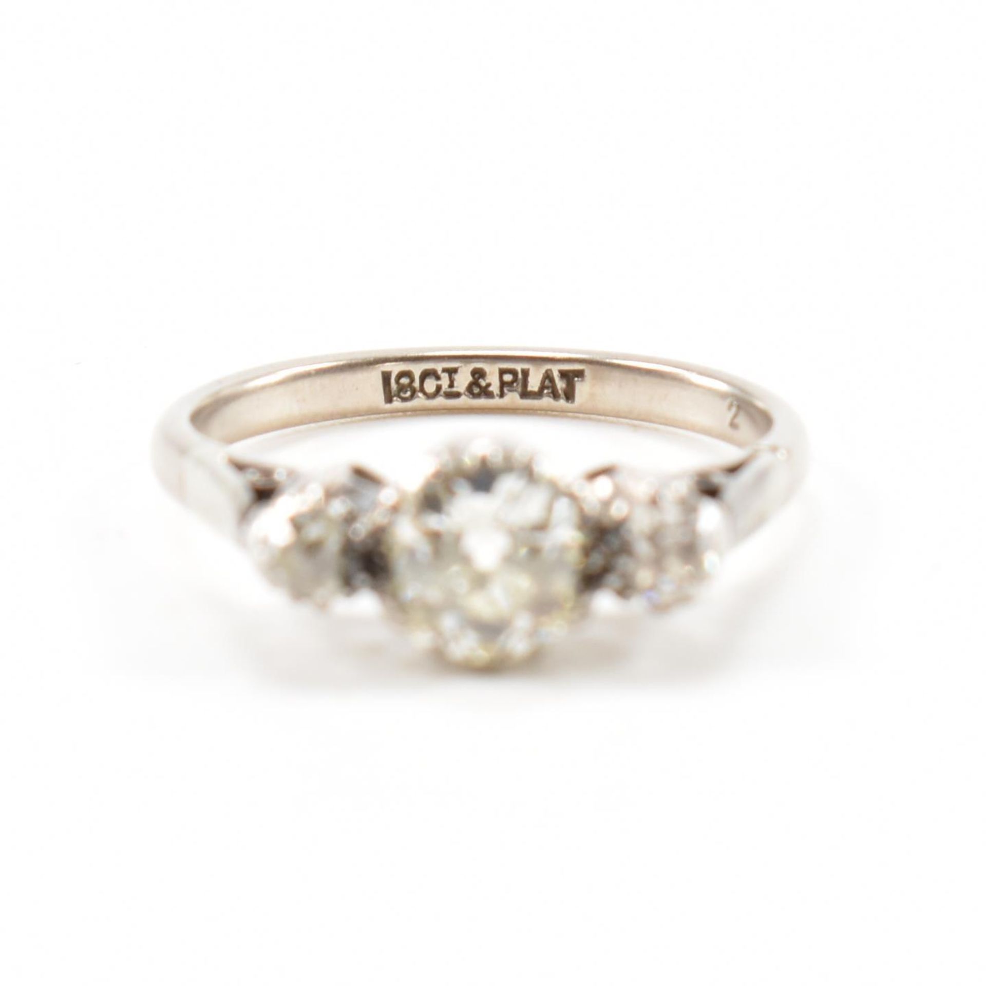 VINTAGE 18CT GOLD & PLATINUM THREE STONE DIAMOND RING - Image 7 of 9