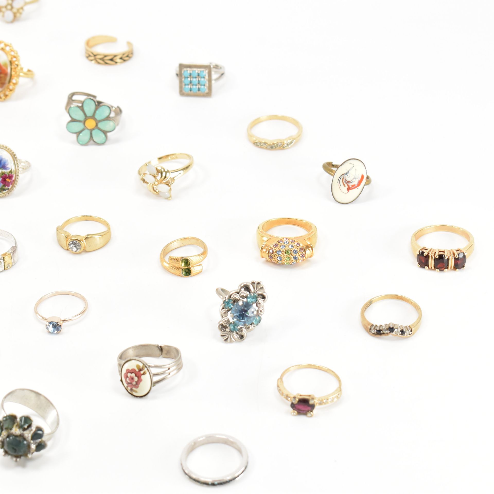 COLLECTION OF VINTAGE & MODERN COSTUME JEWELLERY RINGS - Image 5 of 5