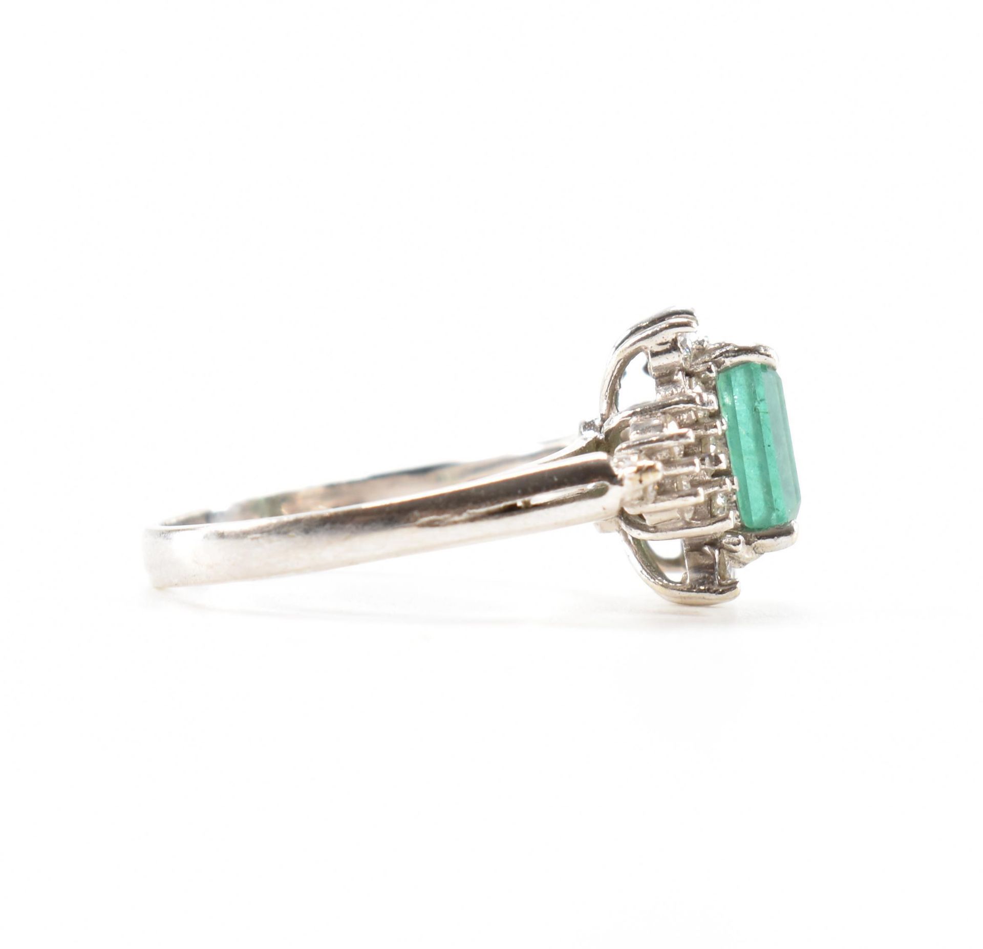 14CT WHITE GOLD EMERALD & DIAMOND CLUSTER RING - Image 5 of 8