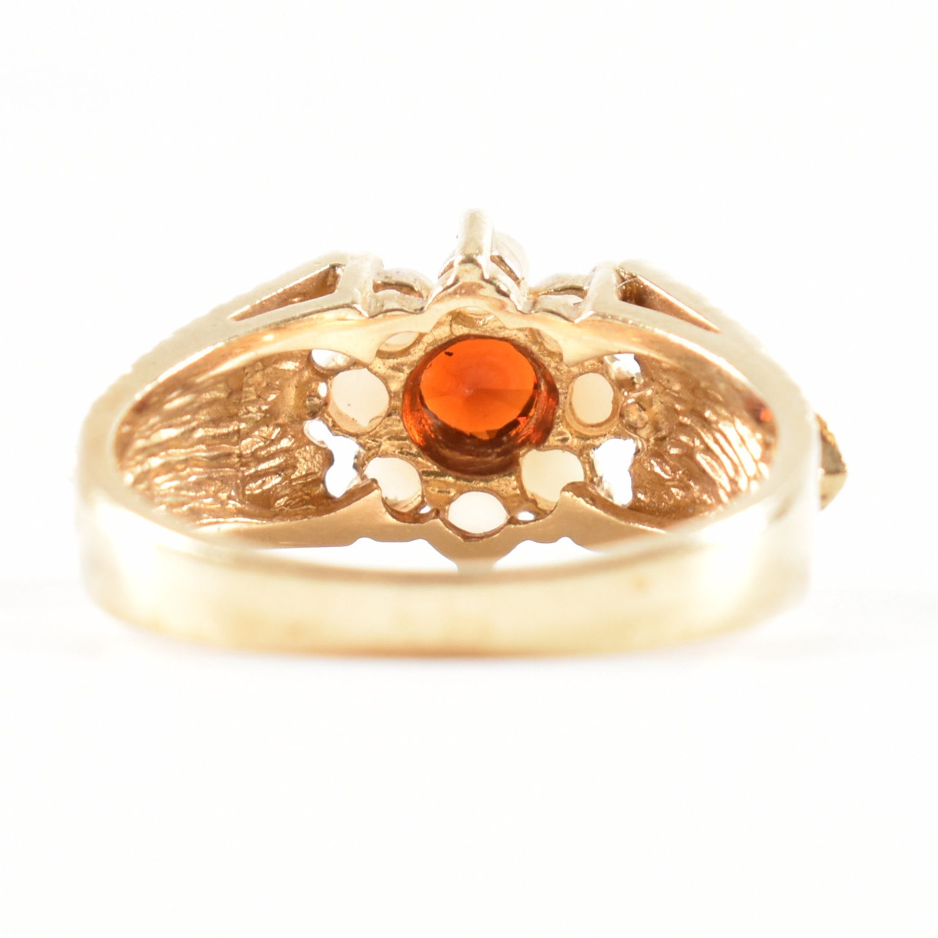 HALLMARKED 9CT GOLD RED STONE & PEARL HALO RING - Image 3 of 10