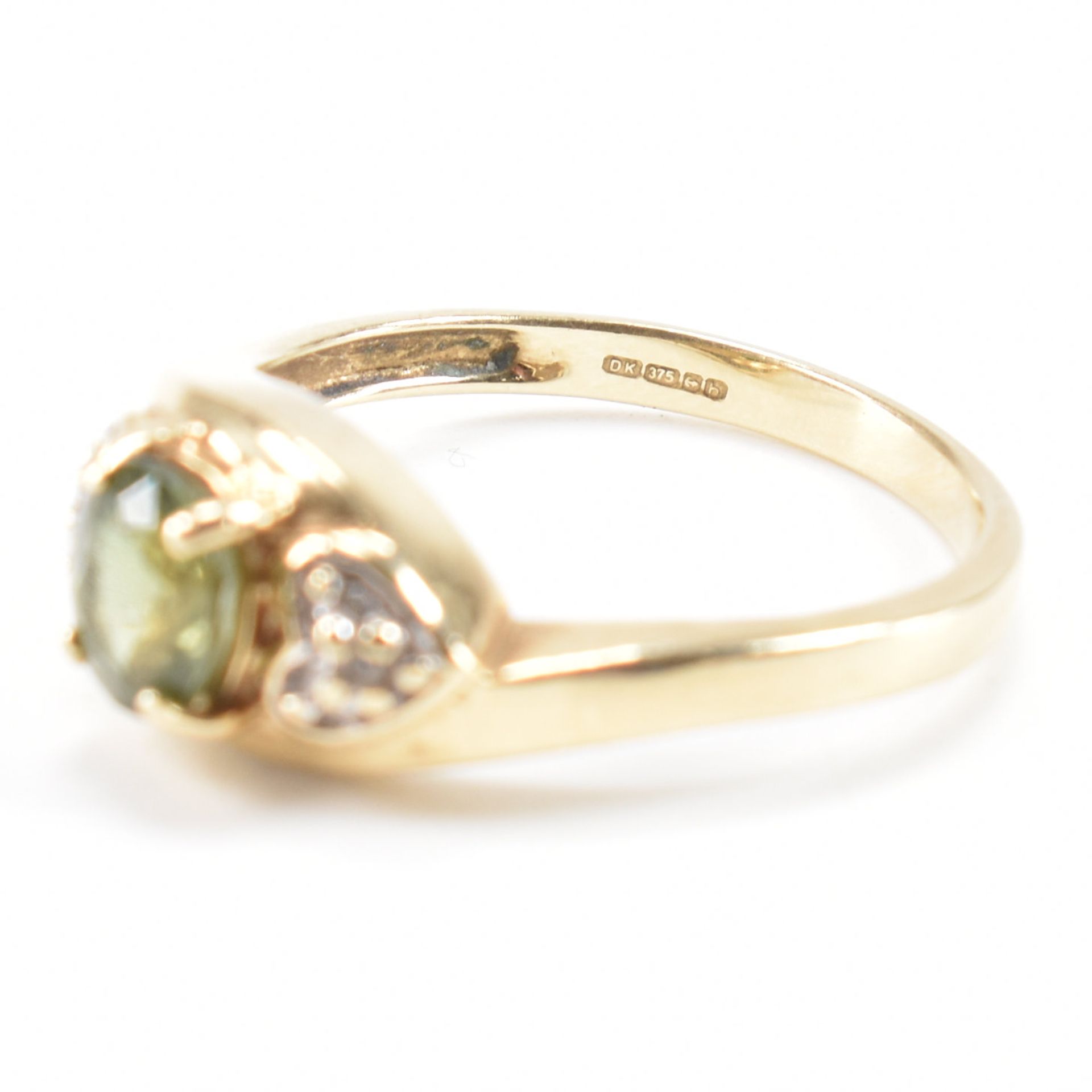 HALLMARKED 9CT GOLD & GREEN STONE CROSSOVER RING - Image 6 of 8