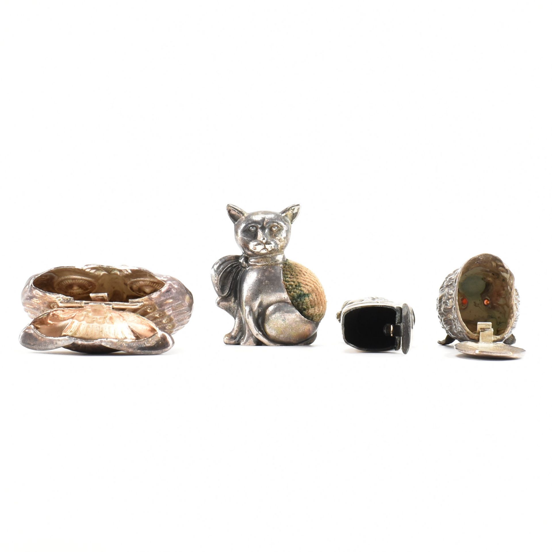 AN ASSORTMENT OF SILVER PLATED ITEMS INCLUDING THREE VESTA CASES & A PIN CUSHION - Image 2 of 2