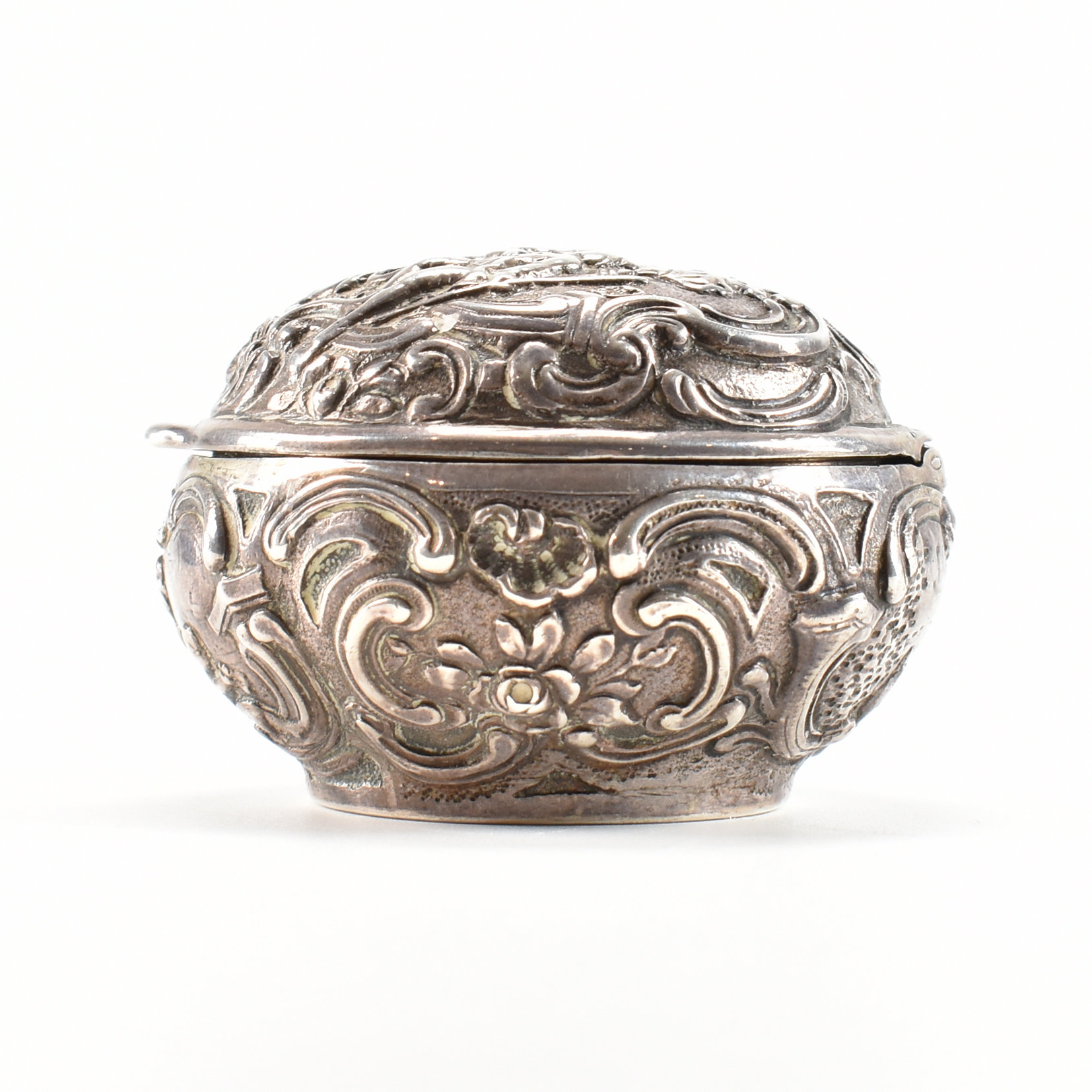 SILVER HALLMARKED REPOUSSE DECORATED BOX - Image 4 of 7