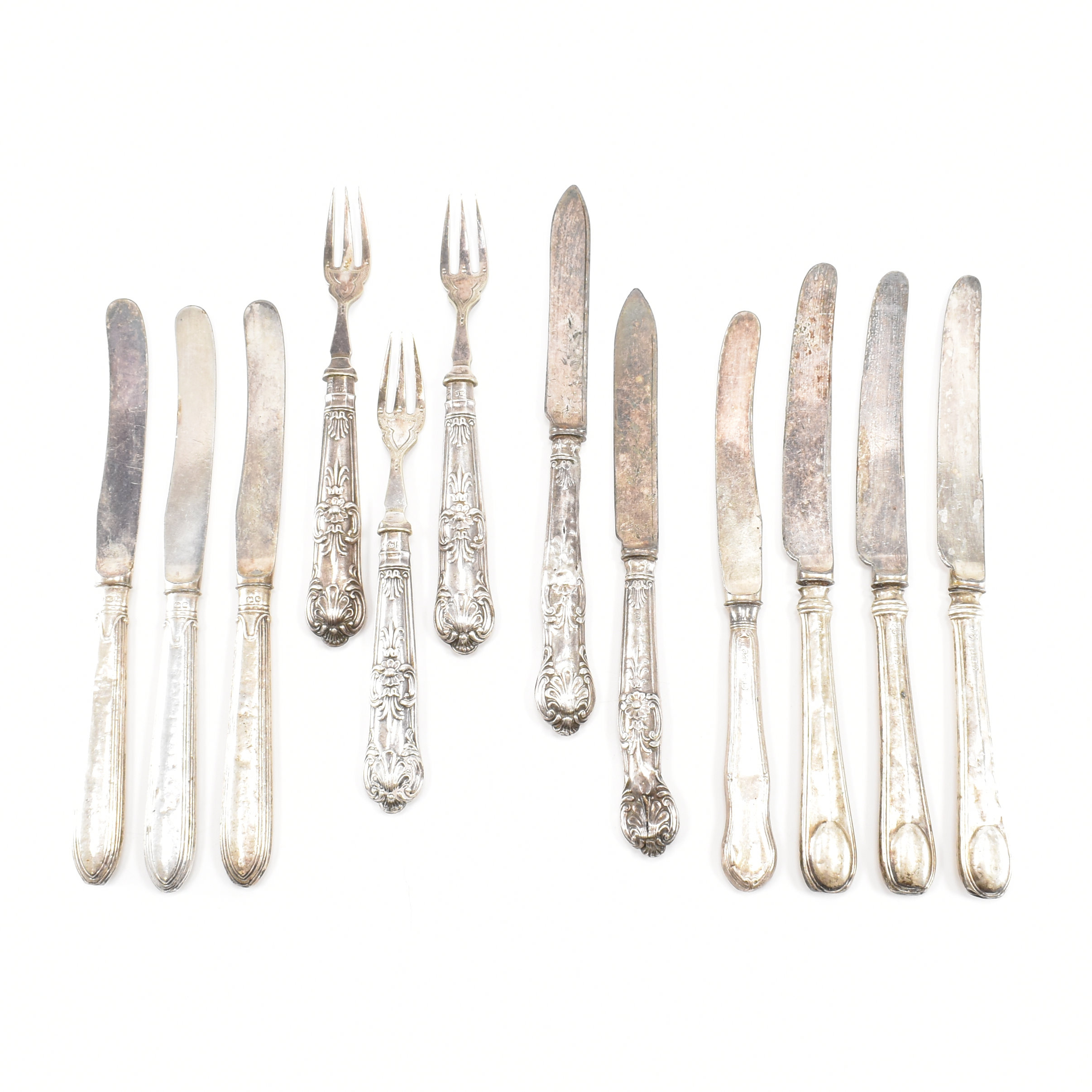 AN ASSORTMENT OF SILVER HALLMARKED FLATWARE