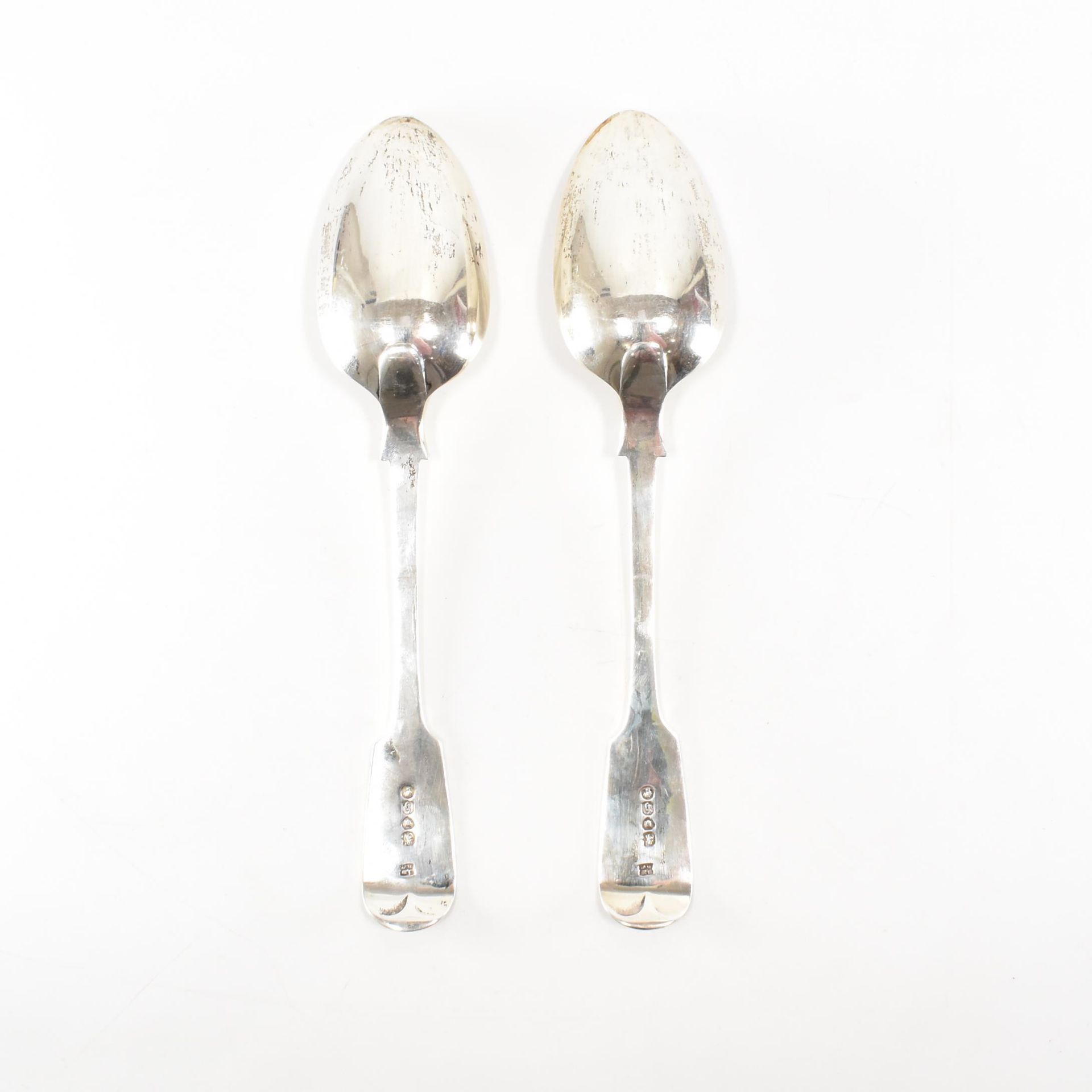 A PAIR OF EDWARD VII HALLMARKED SILVER SERVING SPOONS - Image 2 of 3