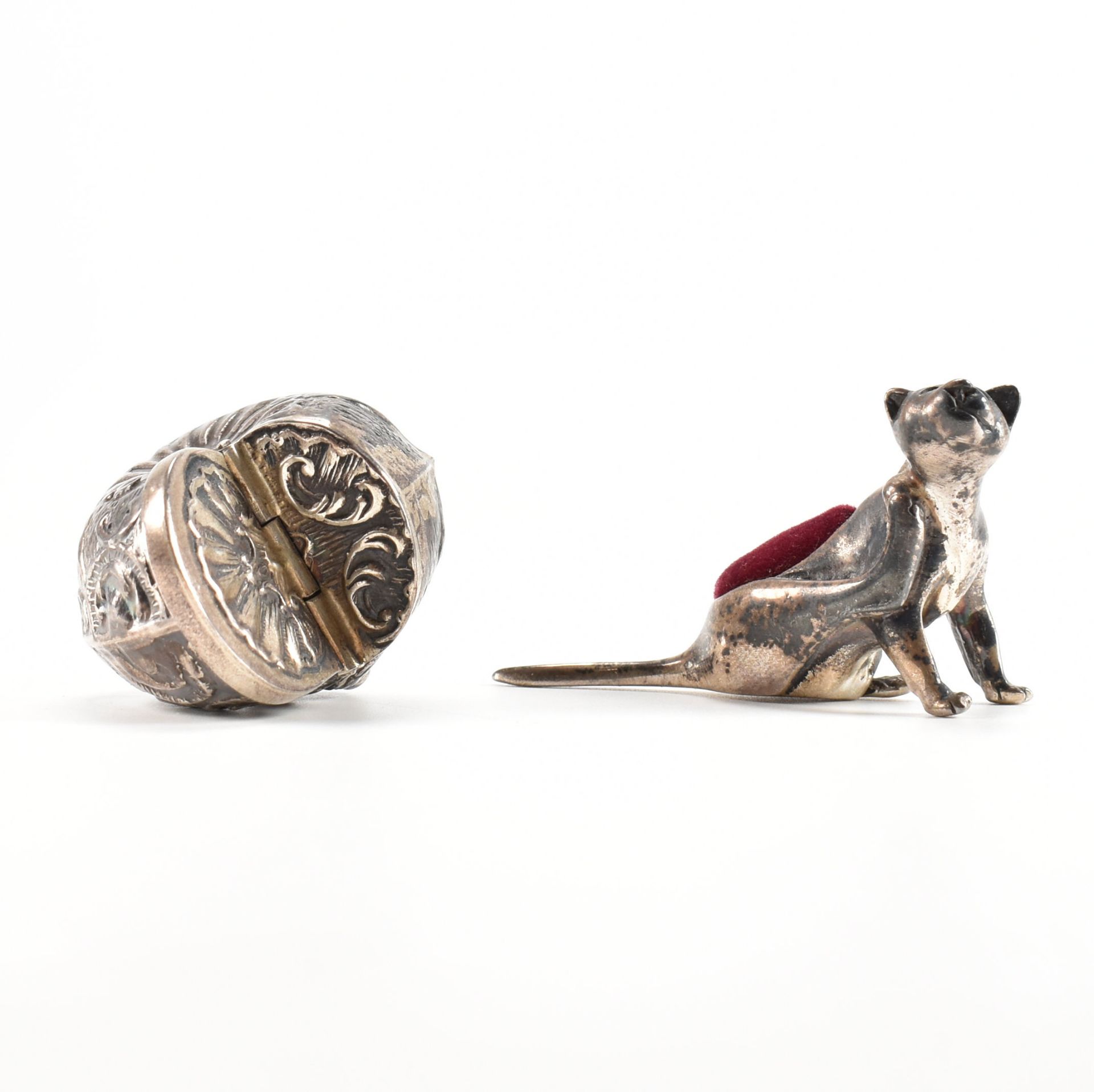 A SILVER CAT PIN CUSHION & A SILVER SHELL VESTA CASE - Image 2 of 4