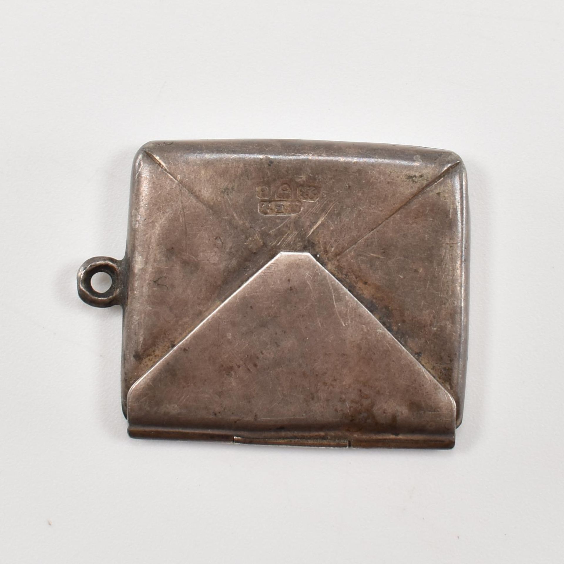 AN ASSORTMENT OF ITEMS INCLUDING A SILVER CIGARETTE CASE AND A CROCODILE SKIN WALLET - Bild 5 aus 5