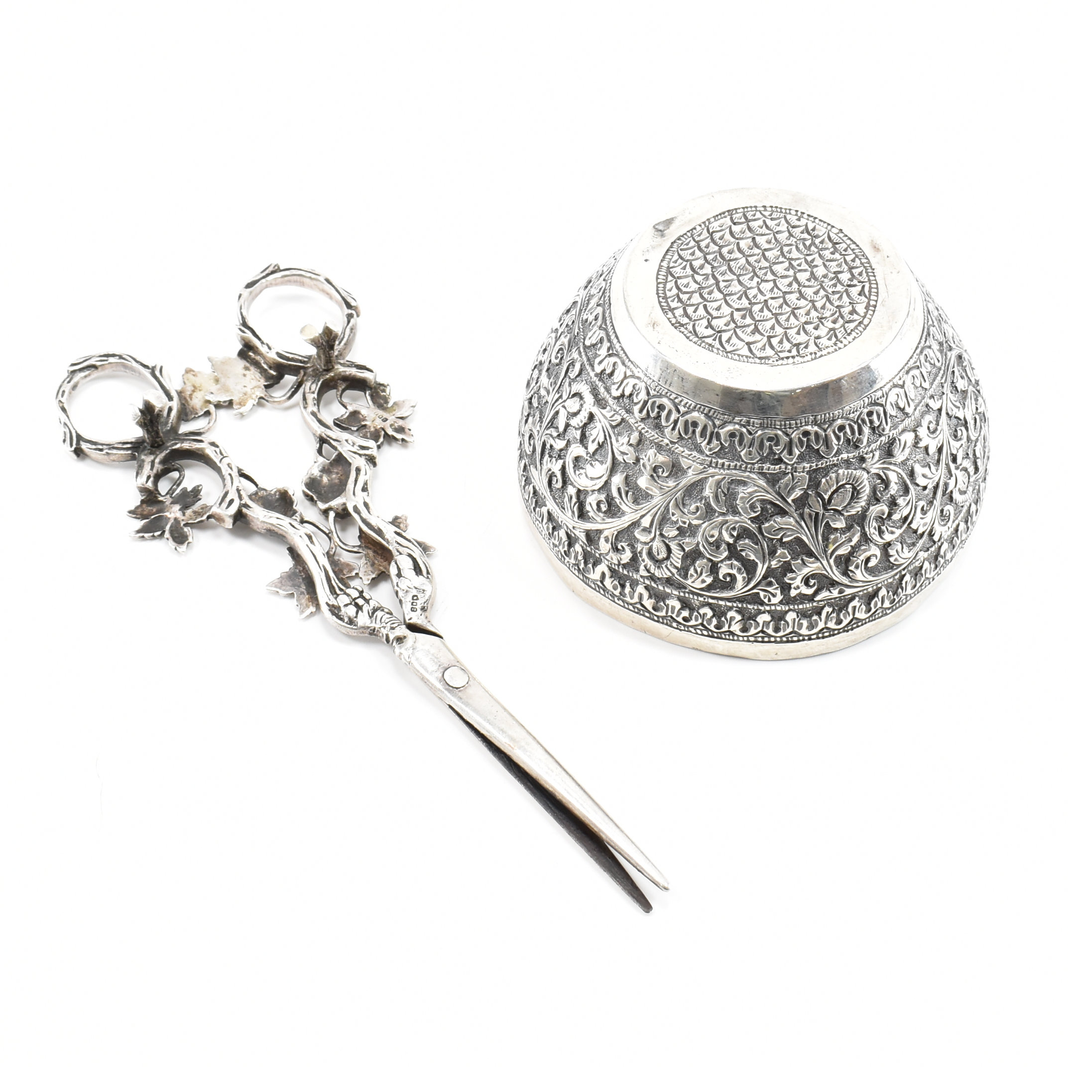 A PAIR OF 800 MARKED SILVER GRAPE SCISSORS TOGETHER WITH A SILVER BOWL - Image 2 of 4