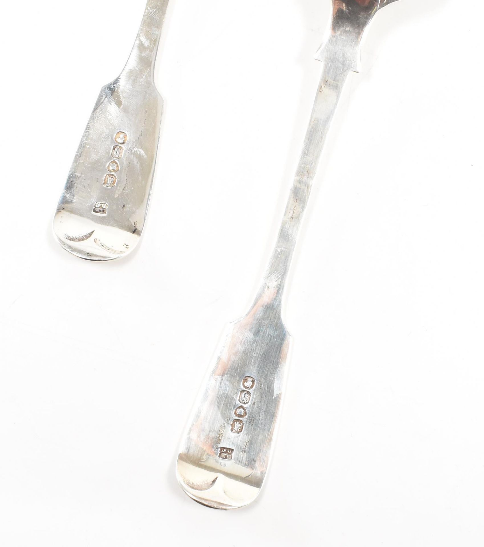 A PAIR OF EDWARD VII HALLMARKED SILVER SERVING SPOONS - Image 3 of 3