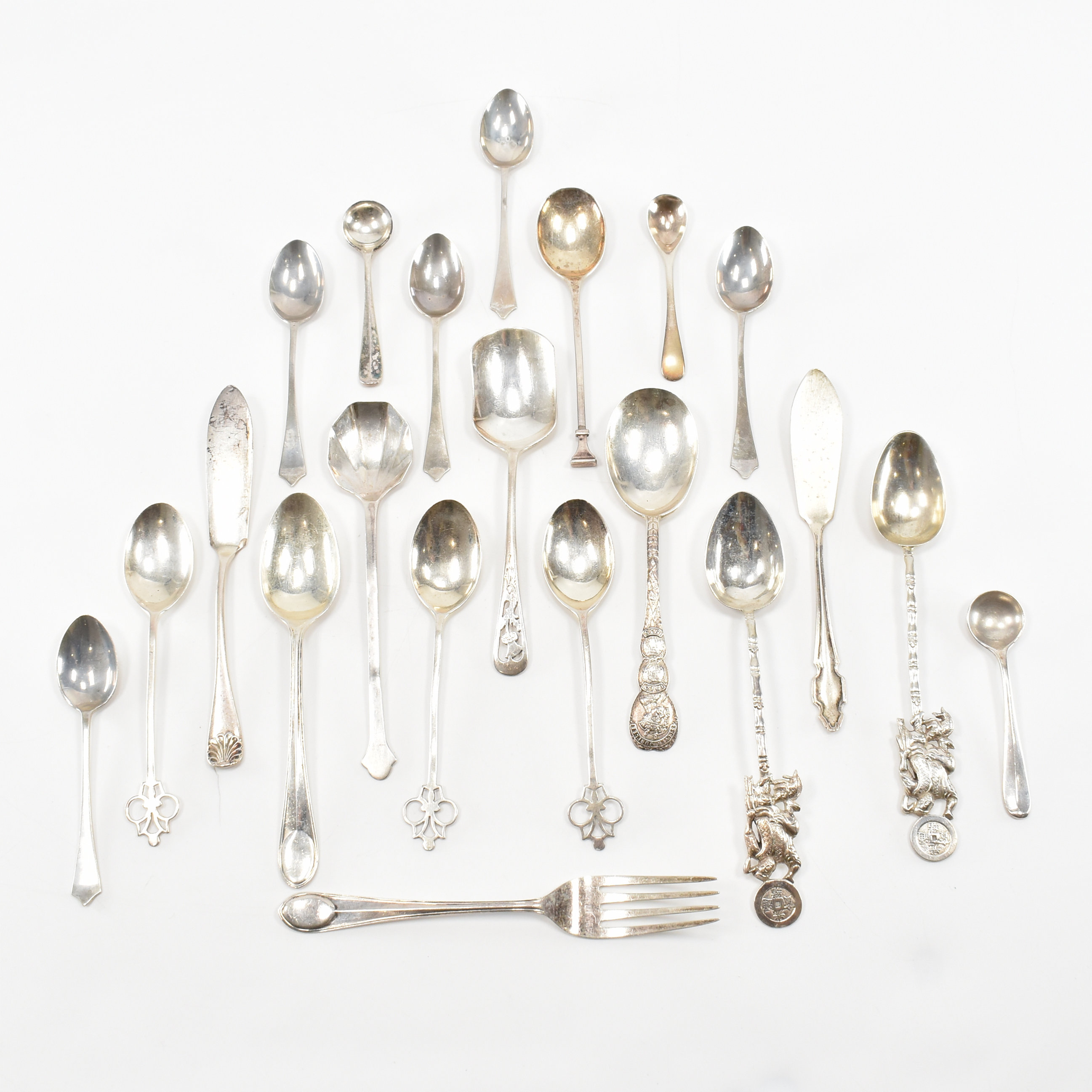 ASSORTMENT OF HALLMARKED SILVER TEASPOONS & CUTLERY