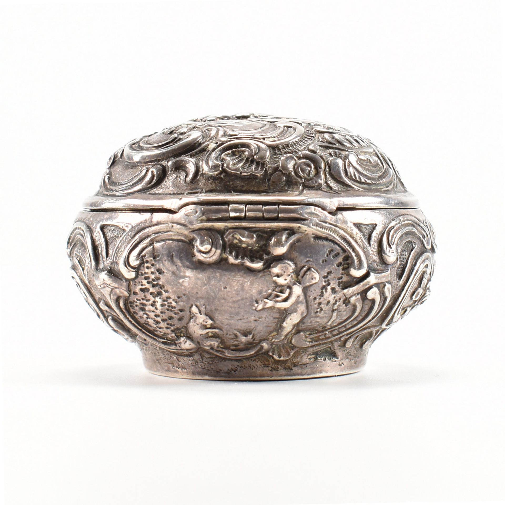 SILVER HALLMARKED REPOUSSE DECORATED BOX - Image 5 of 7