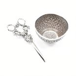 A PAIR OF 800 MARKED SILVER GRAPE SCISSORS TOGETHER WITH A SILVER BOWL