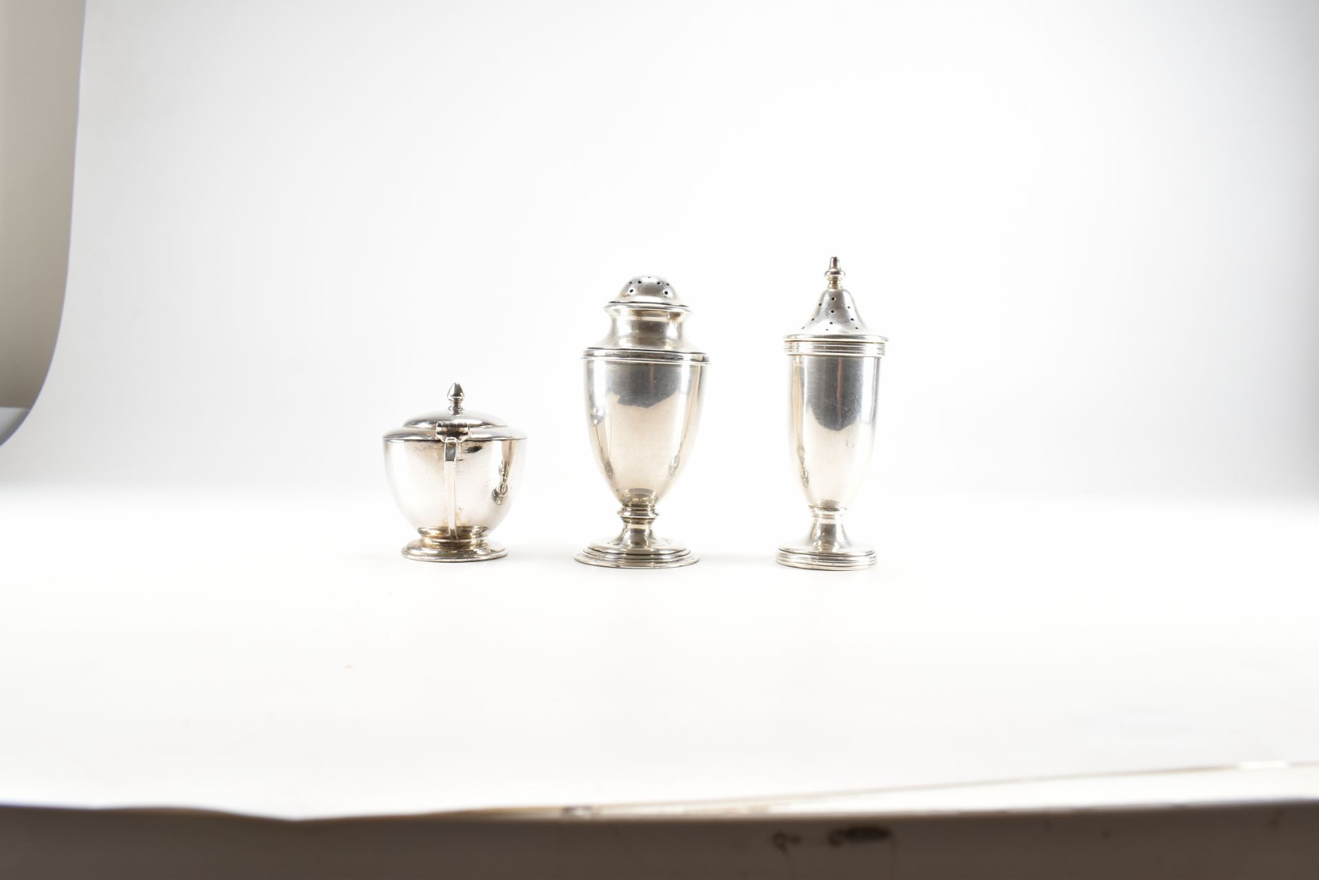 TWO MID-CENTURY SILVER PEPPER SHAKERS TOGETHER WITH A SILVER MUSTARD POT - Image 2 of 6