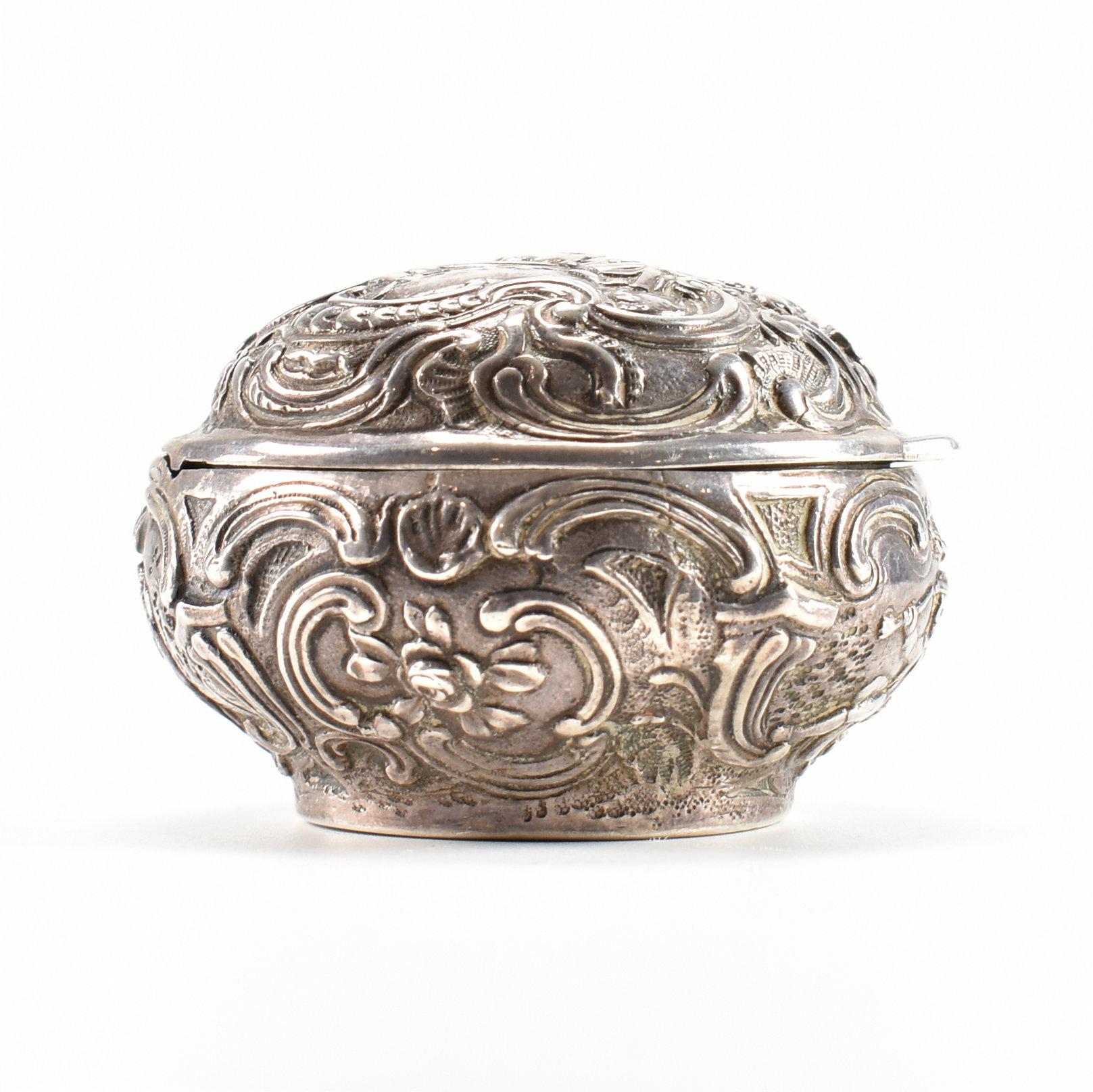 SILVER HALLMARKED REPOUSSE DECORATED BOX - Image 6 of 7