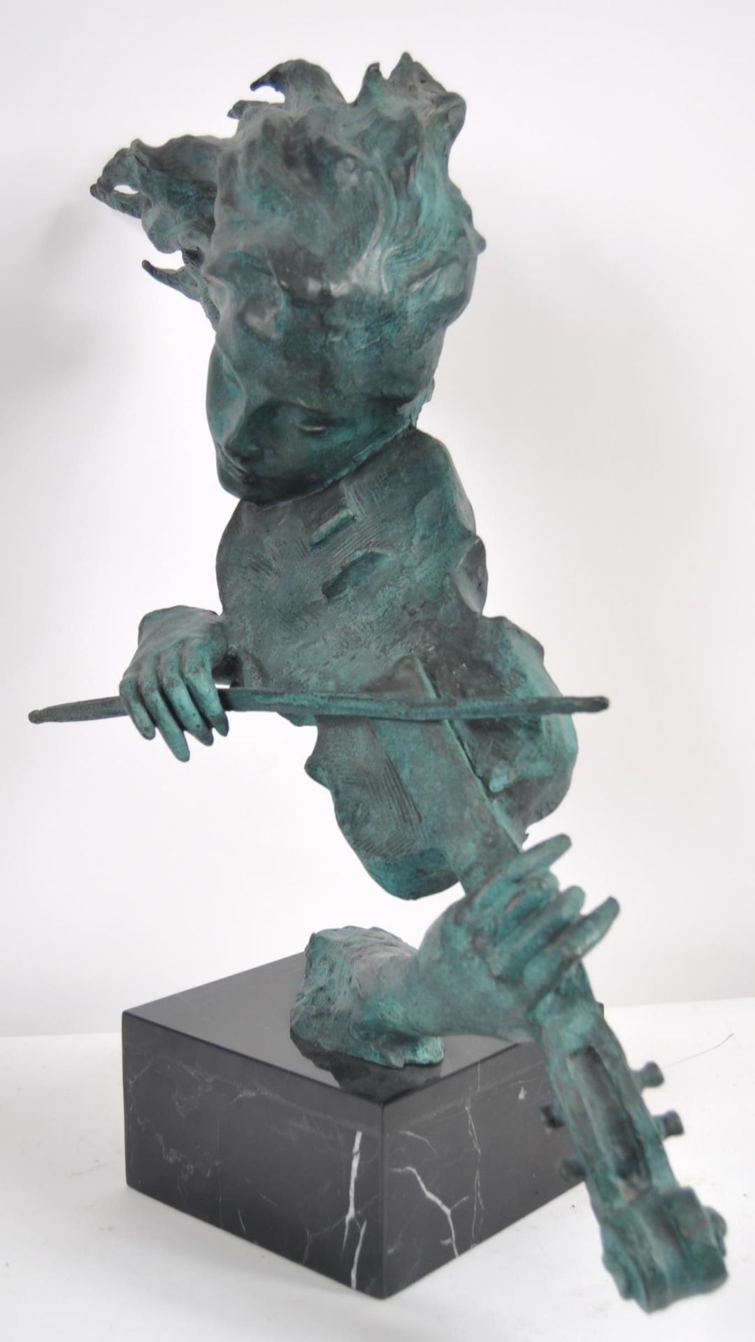 20TH CENTURY MODERNIST BRONZE STATUE OF A VIOLINIST - Image 3 of 6