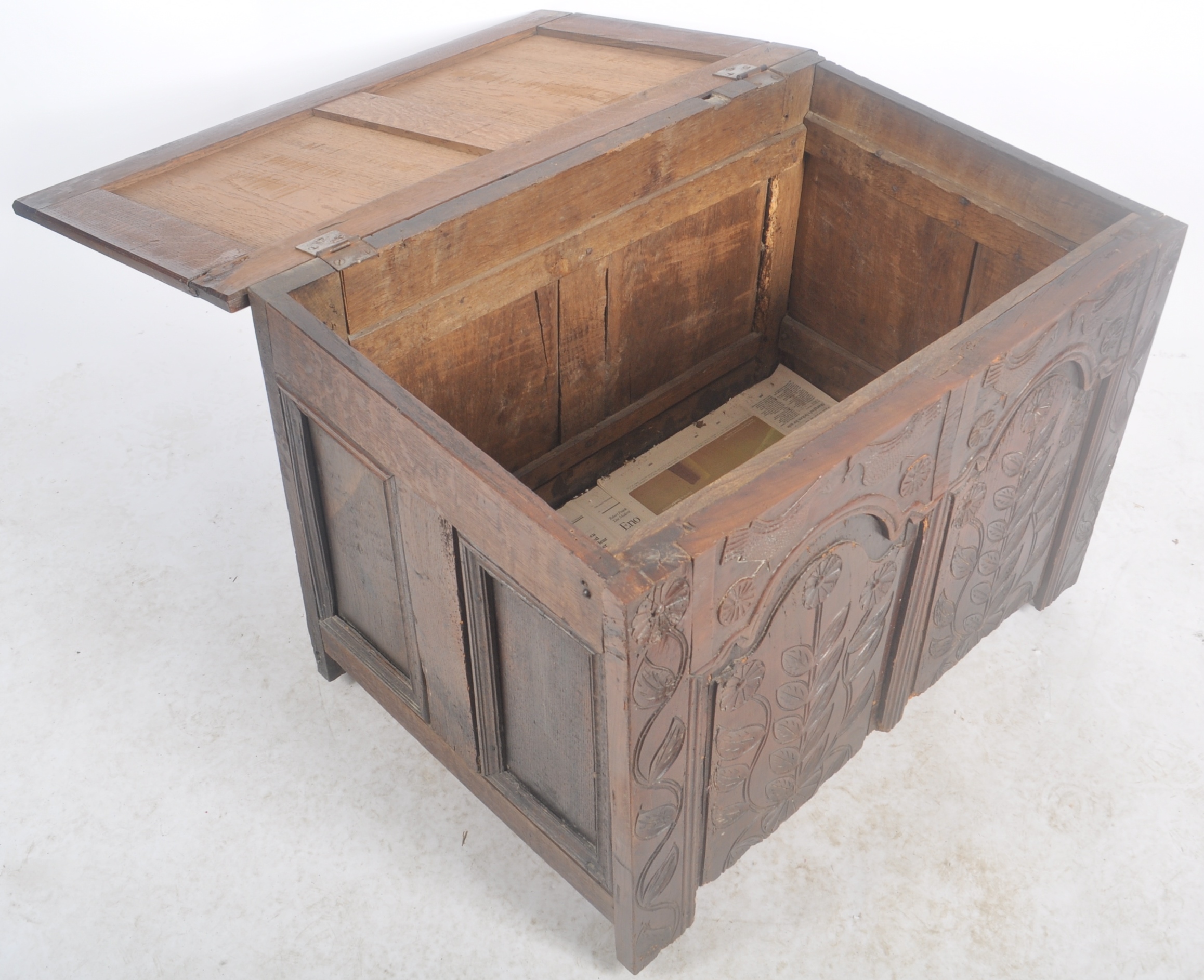 LARGE 18TH CENTURY CARVED OAK COFFER CHEST - Image 4 of 7