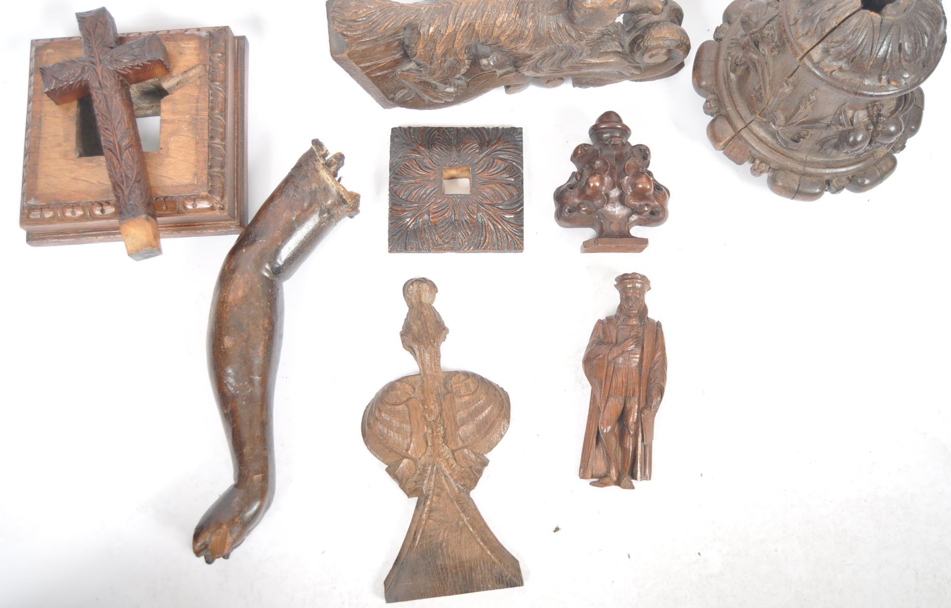 COLLECTION OF ECCLESIASTICAL CARVED OBJECTS - Bild 5 aus 6