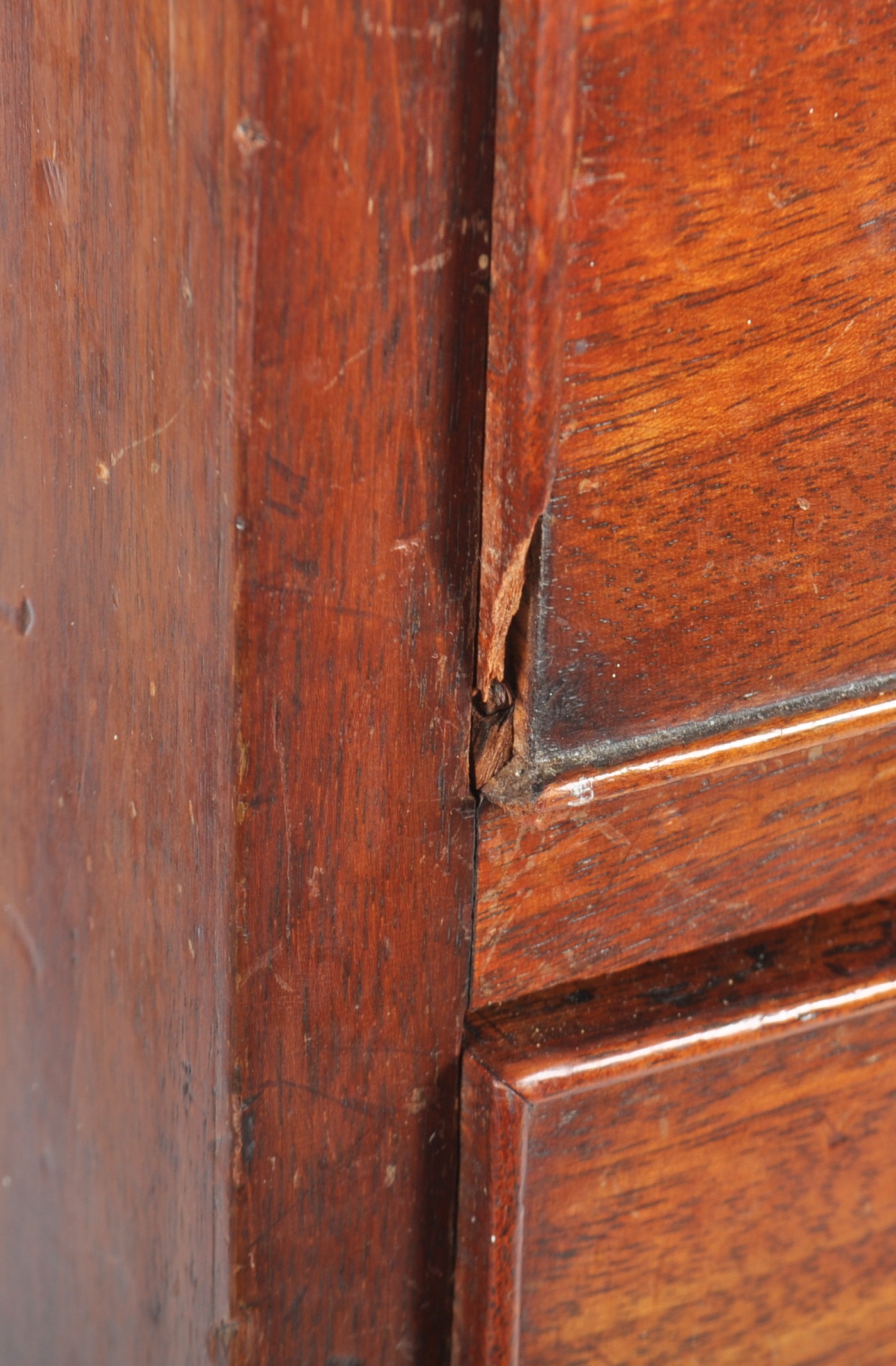 18TH CENTURY GEORGE III MAHOGANY BACHELORS CHEST - Image 8 of 11