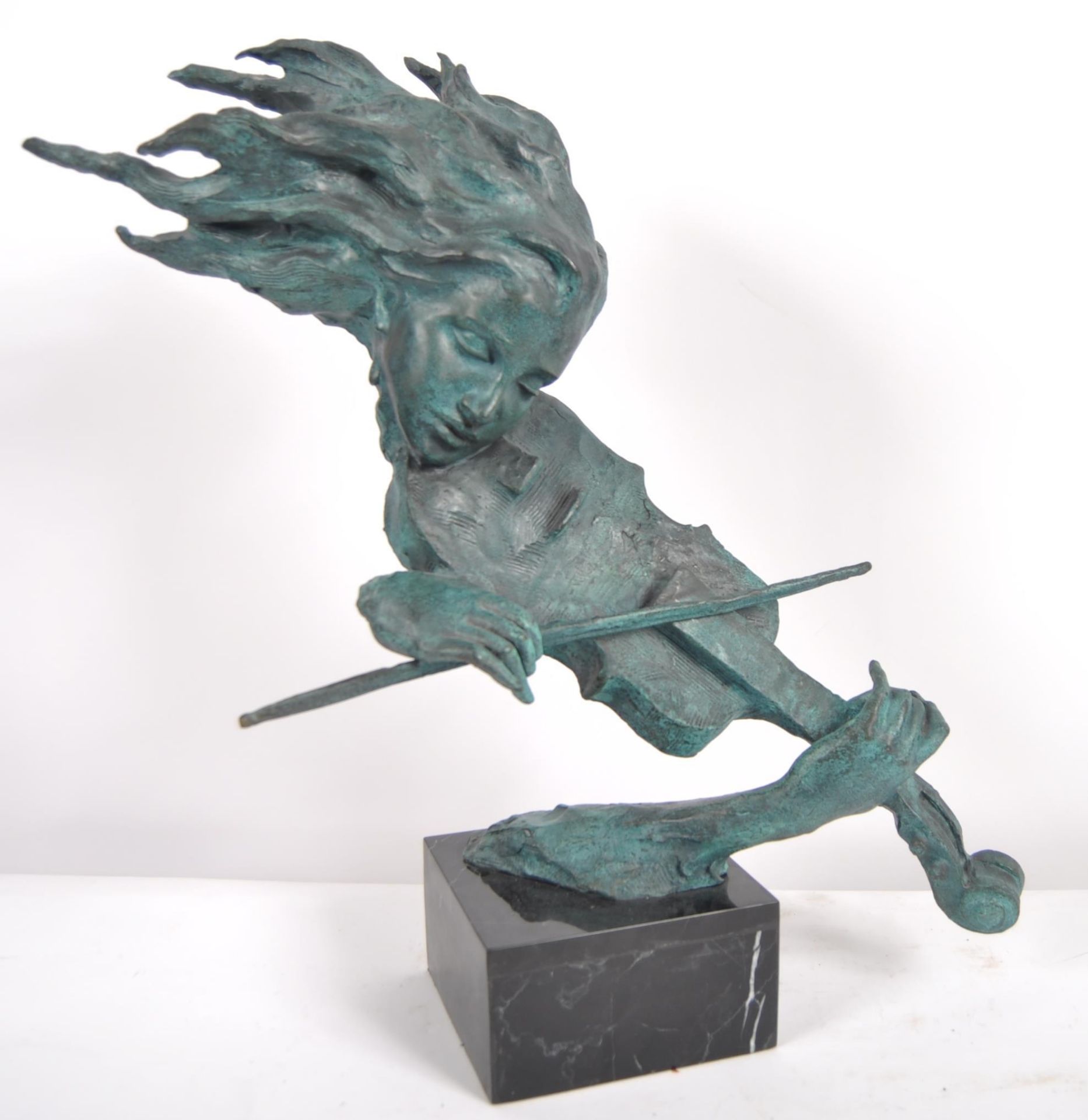 20TH CENTURY MODERNIST BRONZE STATUE OF A VIOLINIST - Image 2 of 6