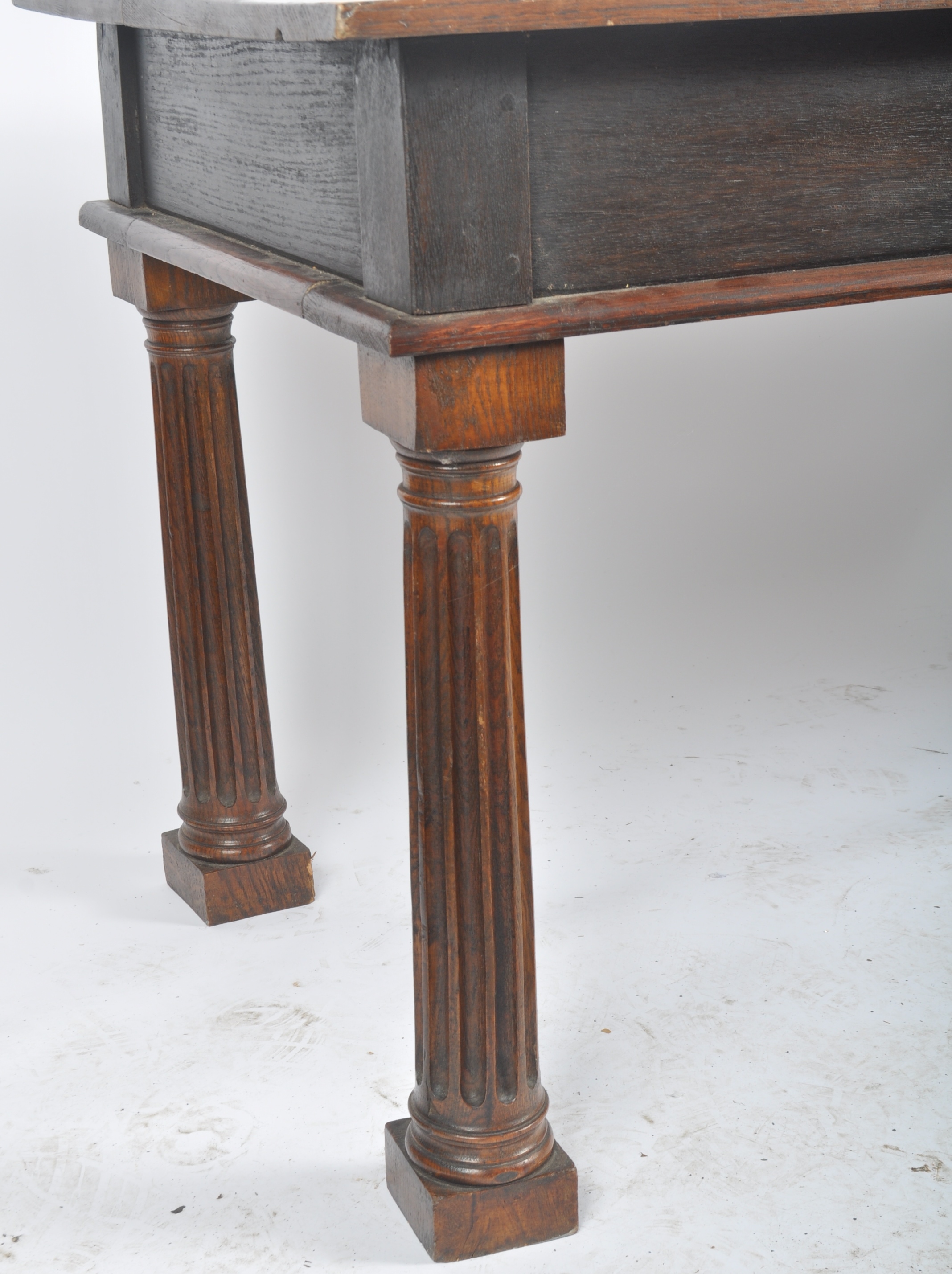 LARGE VICTORIAN OAK DINING TABLE ON COLUMN LEGS - Image 3 of 7