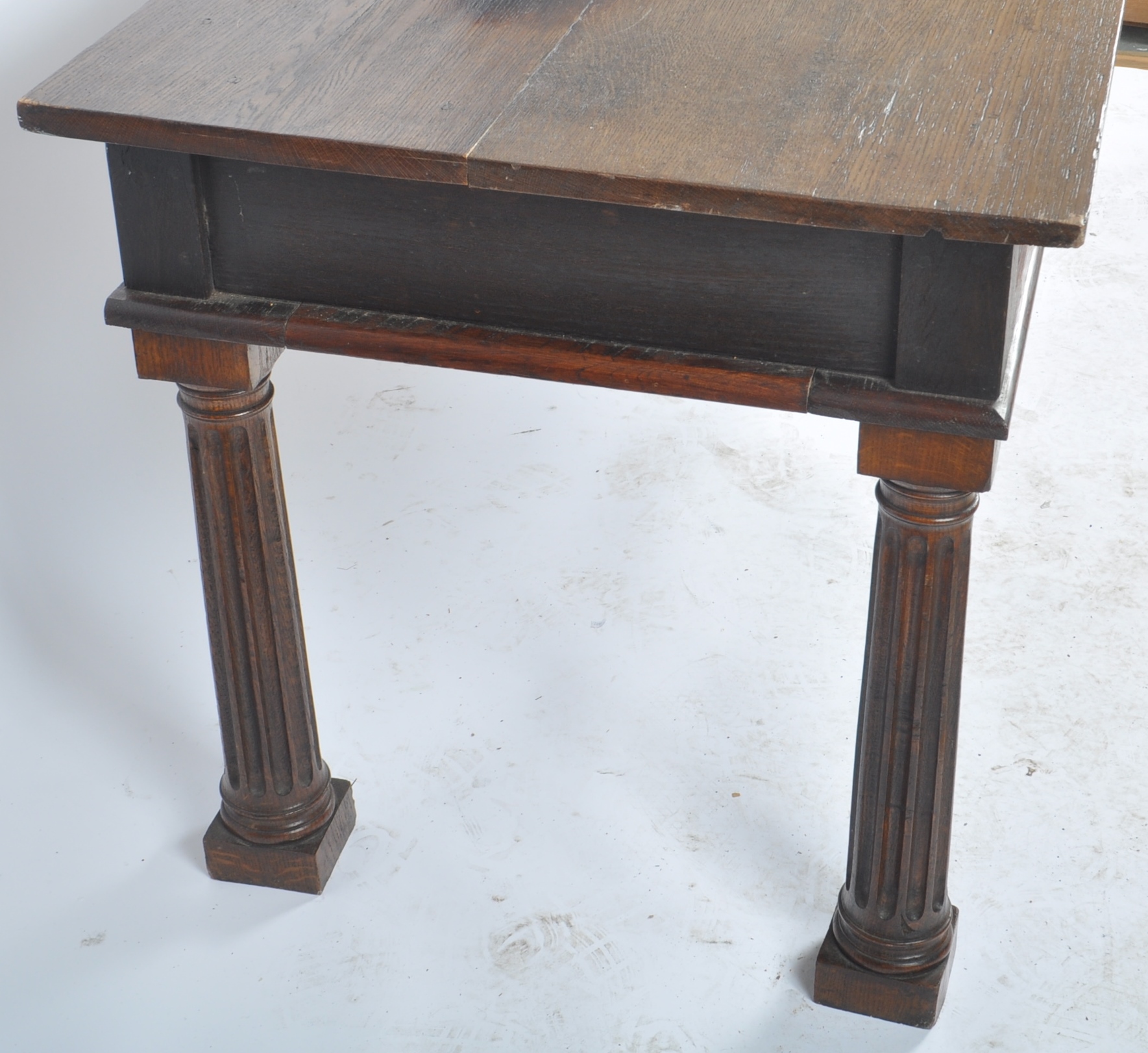 LARGE VICTORIAN OAK DINING TABLE ON COLUMN LEGS - Image 7 of 7