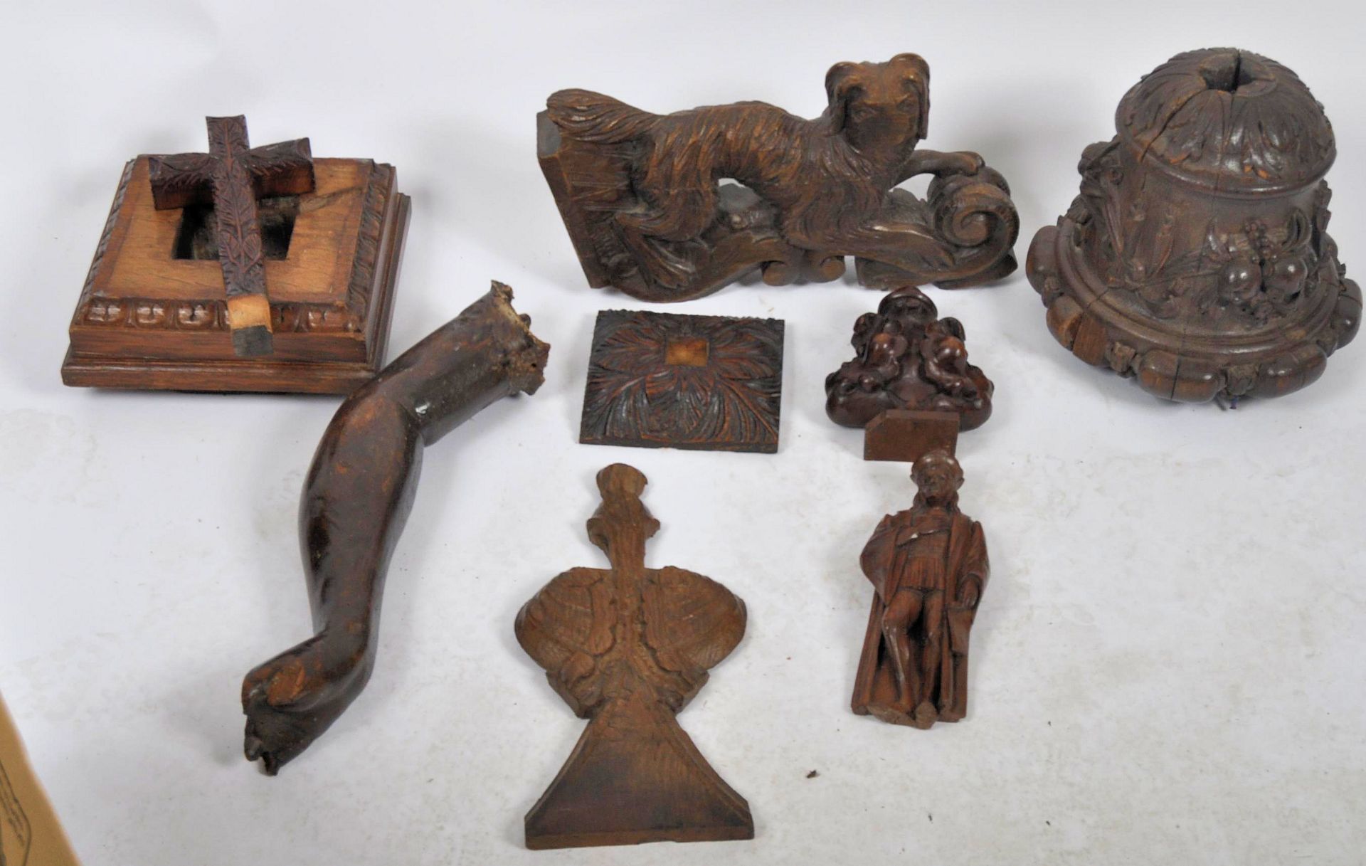 COLLECTION OF ECCLESIASTICAL CARVED OBJECTS - Bild 2 aus 6