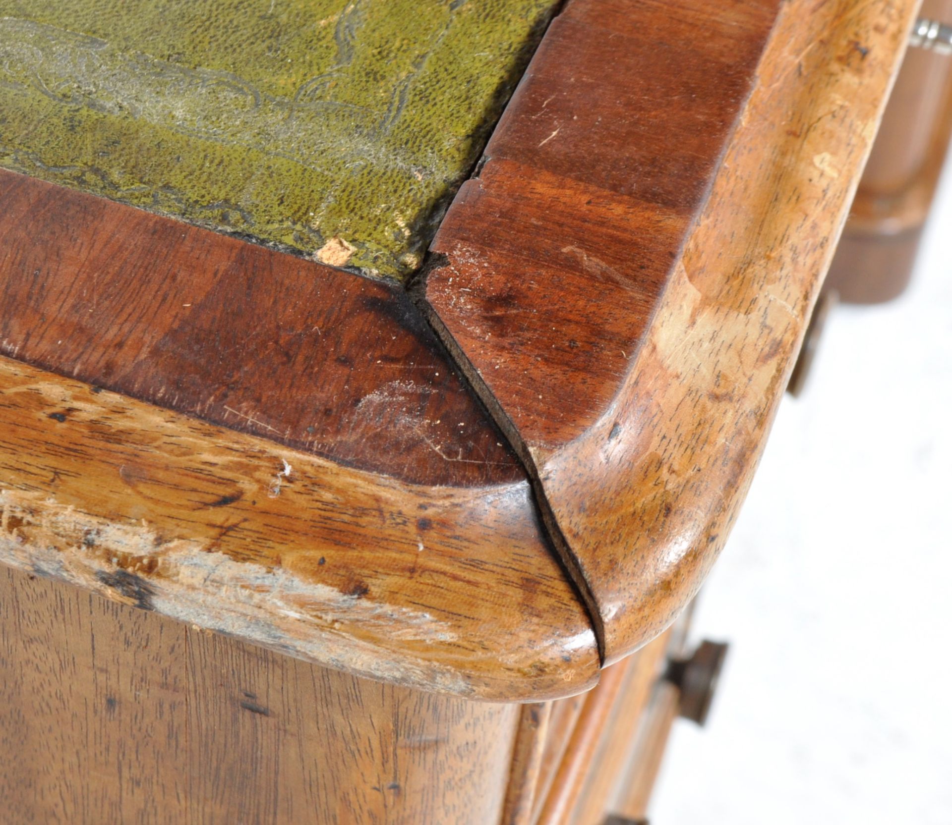 19TH CENTURY VICTORIAN MAHOGANY TWIN PEDESTAL DESK - Image 7 of 10