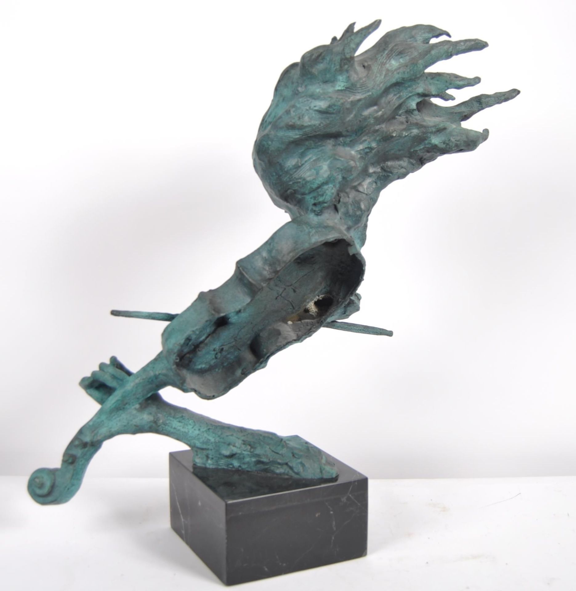 20TH CENTURY MODERNIST BRONZE STATUE OF A VIOLINIST - Image 4 of 6