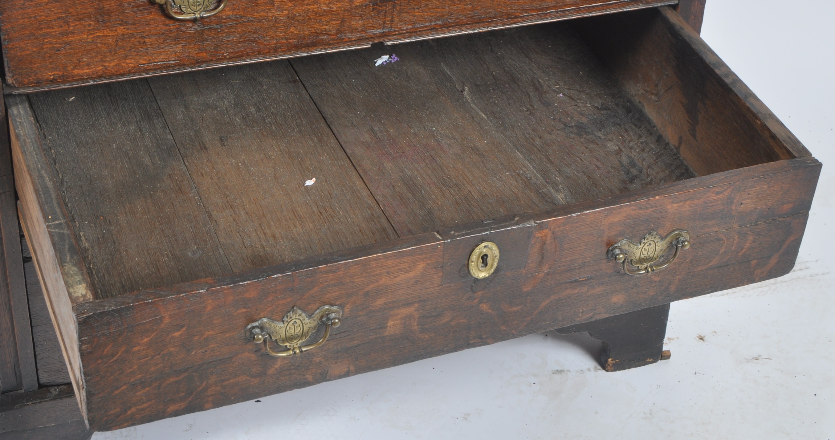 17TH CENTURY OAK & ELM COMMONWEALTH CHEST OF DRAWERS - Image 8 of 9