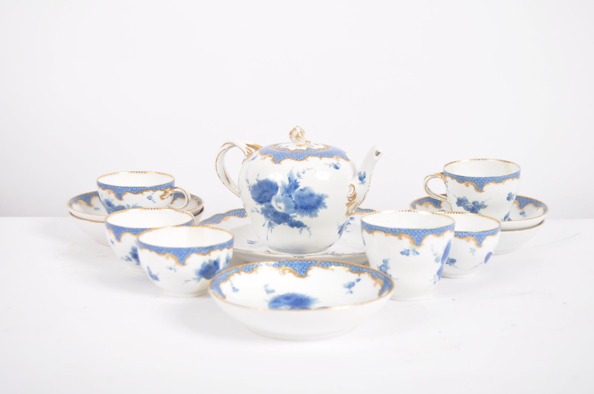 19TH CENTURY MEISSEN BLUE & WHITE PORCELAIN TEA SET - Image 2 of 18