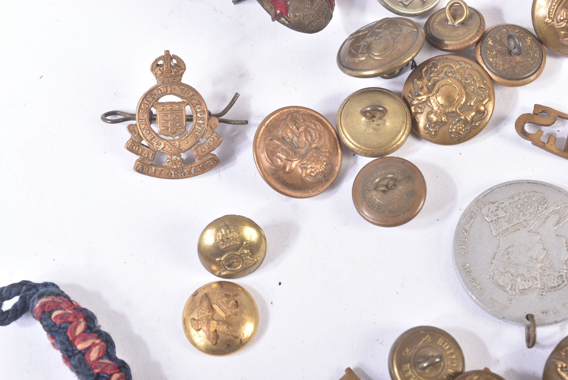 COLLECTION OF ASSORTED WWII CAP BADGES & UNIFORM BUTTONS - Image 3 of 7