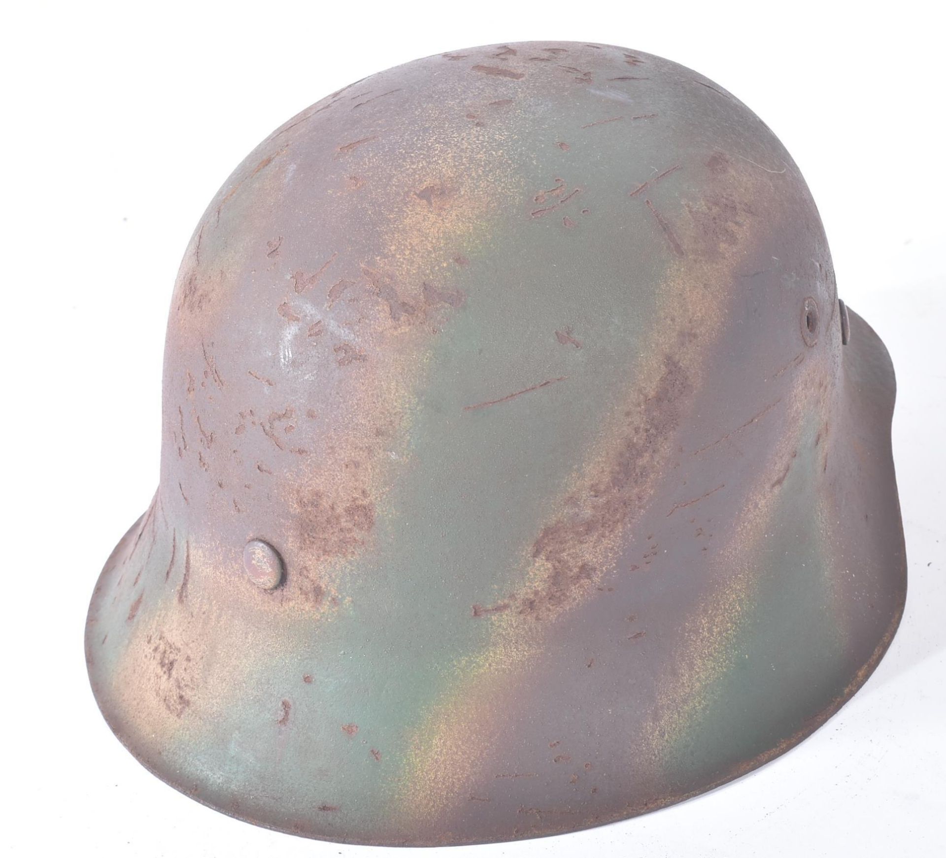 WWII SECOND WORLD WAR GERMAN M42 COMBAT HELMET - Image 3 of 5