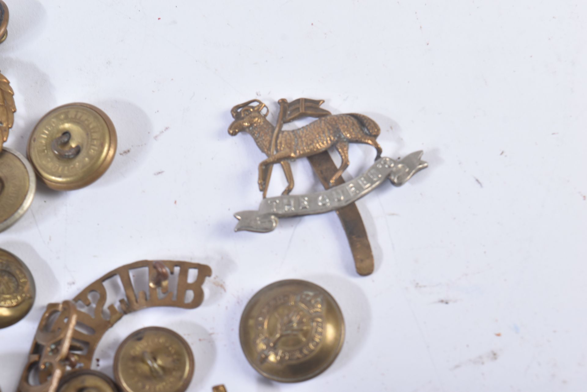 COLLECTION OF ASSORTED WWII CAP BADGES & UNIFORM BUTTONS - Image 7 of 7