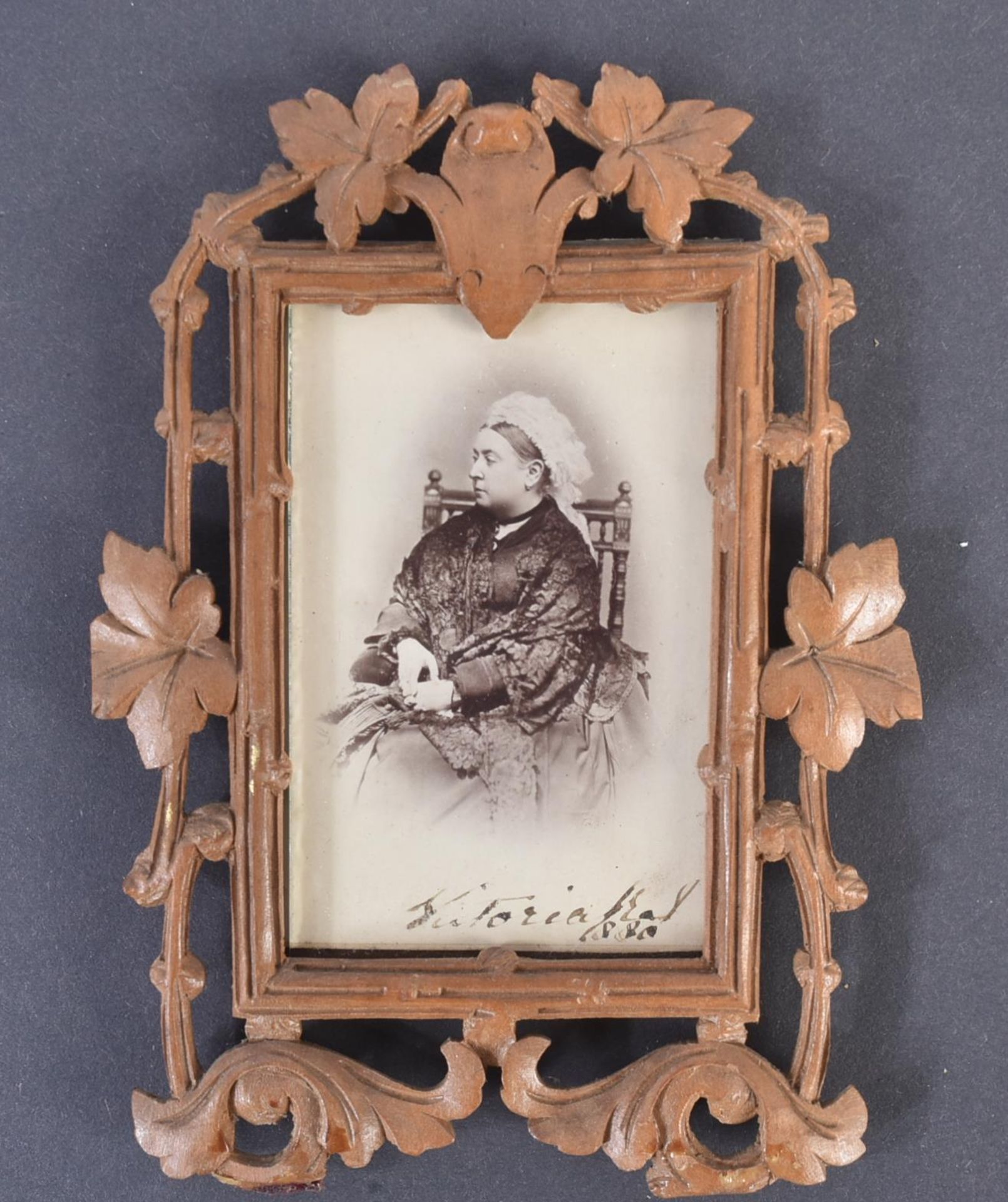 HM QUEEN VICTORIA (1819-1910 - SCARCE AUTOGRAPHED CABINET PHOTO